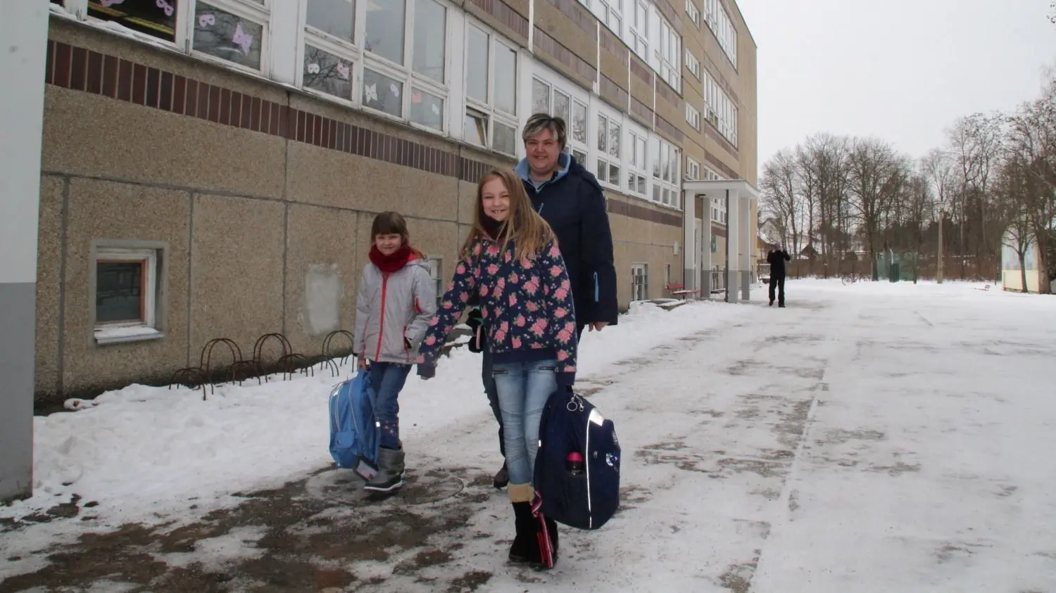 Emily (9) und Lisa (7) besuchen die vierte und die erste Klasse der Grundschule "Am Adler" in Hoyerswerda. Mama Dana Rosenlöcher holt ihre beiden Mädchen nach dem ersten Schultag ab. Sie sagt: „Je länger das Zuhause-Lernen dauerte, desto schwieriger war es, die Kinder zu motivieren.“
