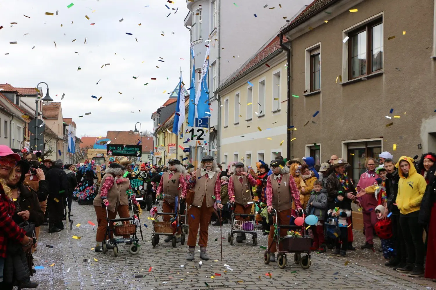 Am Rosenmontag in Wittichenau rockt eine Rentnergruppe den großen Rosenmontagsumzug mit Rollatoren, Gehstöcken und grauen Perücken.⇥