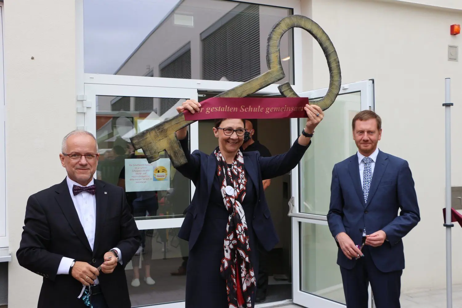 Schnipp, schnapp: Oberbürgermeister Stefan Skora (60, CDU), Schulleiterin Romy Stötzner (53) und Sachsens Ministerpräsident Michael Kretschmer (45, CDU) schneiden vorm Haupteingang der Neuen Oberschule das Band durch.