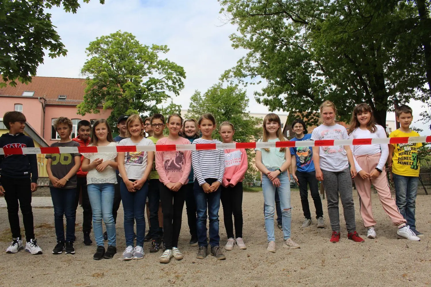 Die 4. Klasse der Froboeß-Grundschule in Weißwasser kann den Pausenhof nicht komplett nutzen. Ein Absperrband teilt den Hof.