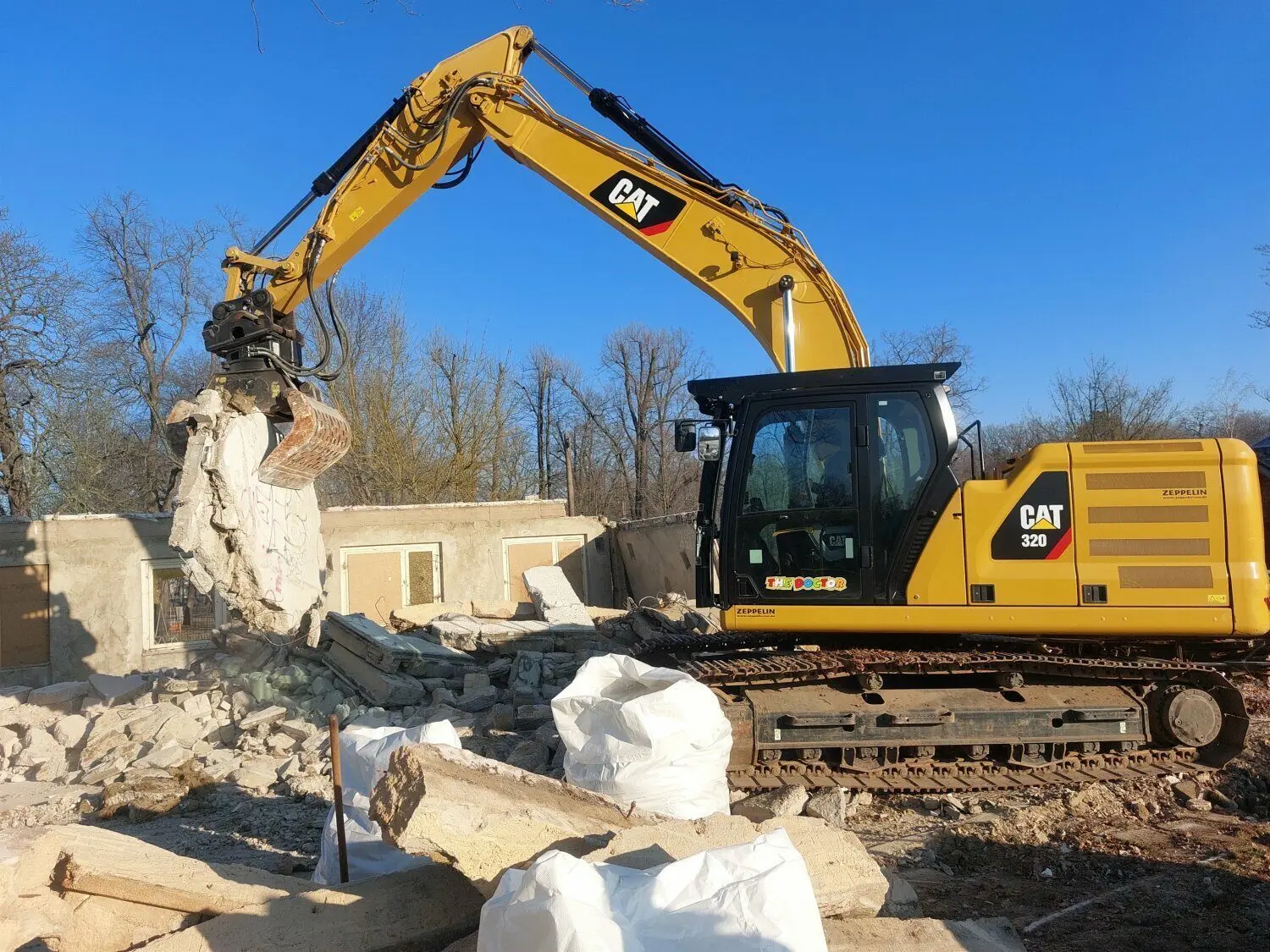 In dieser Woche sind in Calau die Bagger am künftigen Wohngebiet "Am Lindengarten" angerückt. Der Rückbau der baulichen Anlagen am Sportplatz hat damit begonnen. Das größte städtische Wohnbauprojekt nimmt nun Fahrt auf.