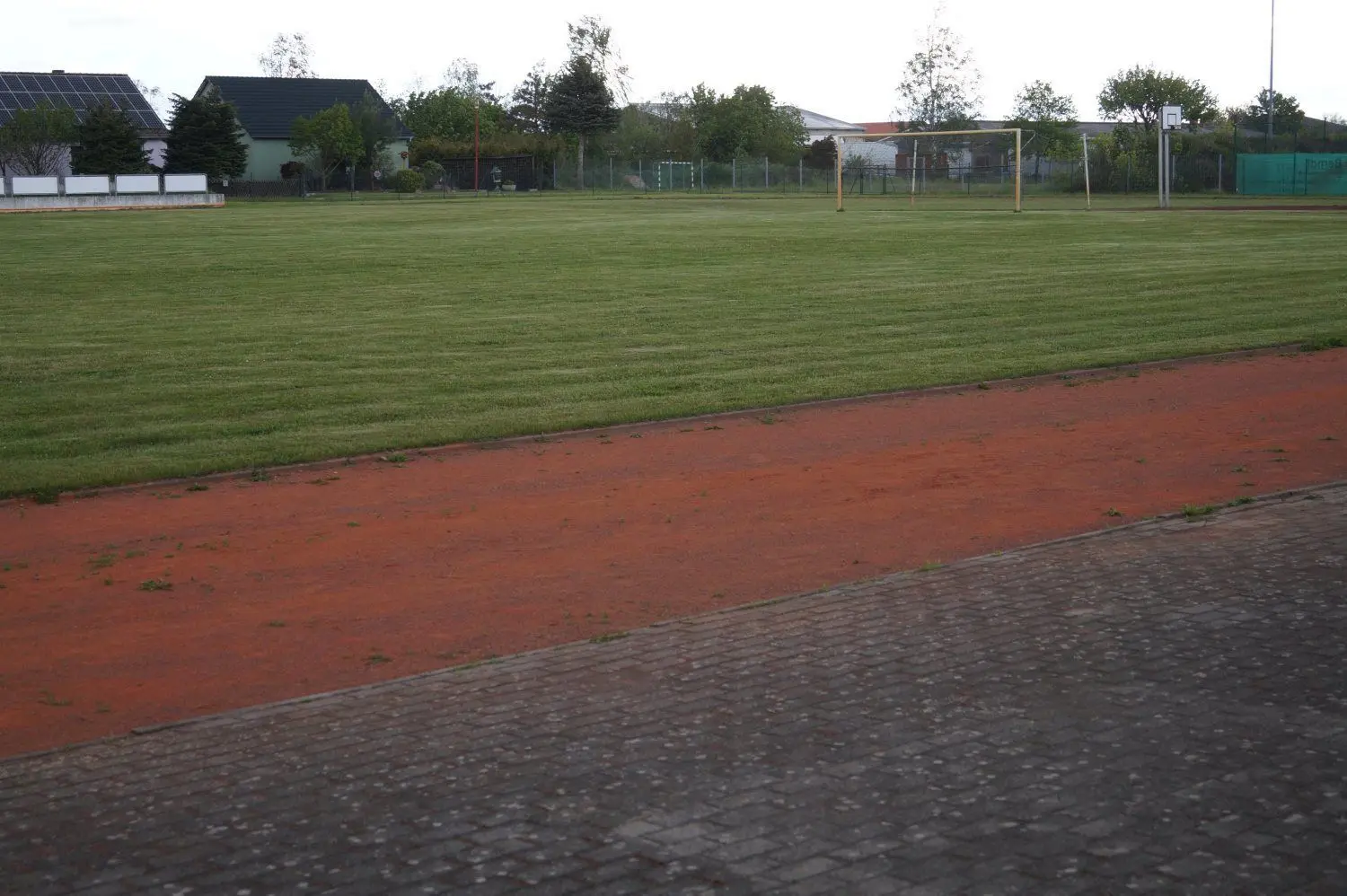 In mehreren Arbeitseinsätzen haben Mitglieder des Empor Dahme Unebenheiten der Laufbahn geebnet und jede Menge Unkraut entfernt.