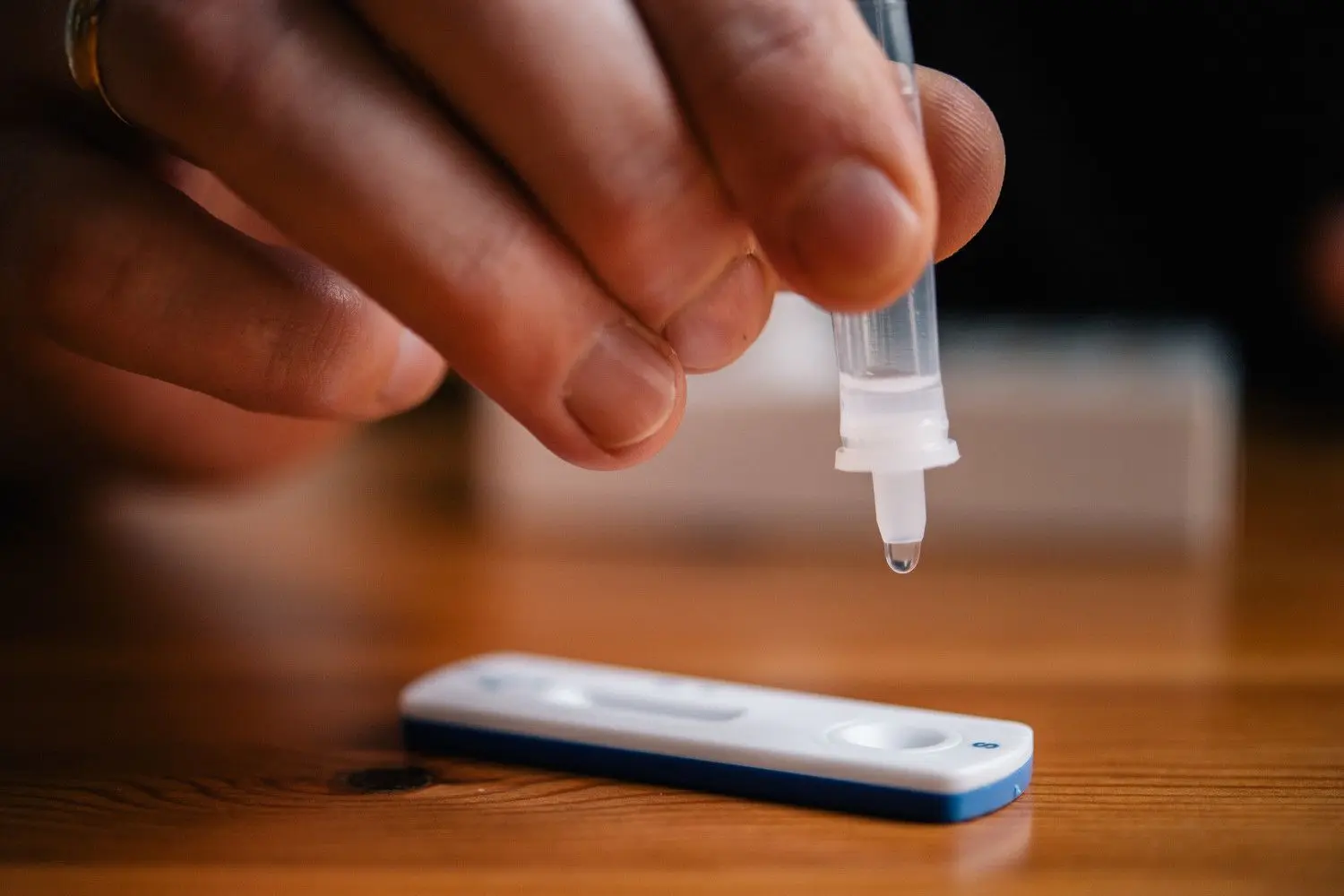 Schnelltests für Erzieherinnen und Erzieher: Ein Mann träufelt eine Lösung auf eine Testkassette, die von Covid-19 verursachte Antigene nachweisen kann. Nach dem Beschluss von Bund und Ländern sollen bis Anfang April Corona-Testmöglichkeiten deutlich ausgeweitet werden. Jeder soll mindestens einmal pro Woche einen kostenlosen Schnelltest machen können. Foto: Zacharie Scheurer/dpa
