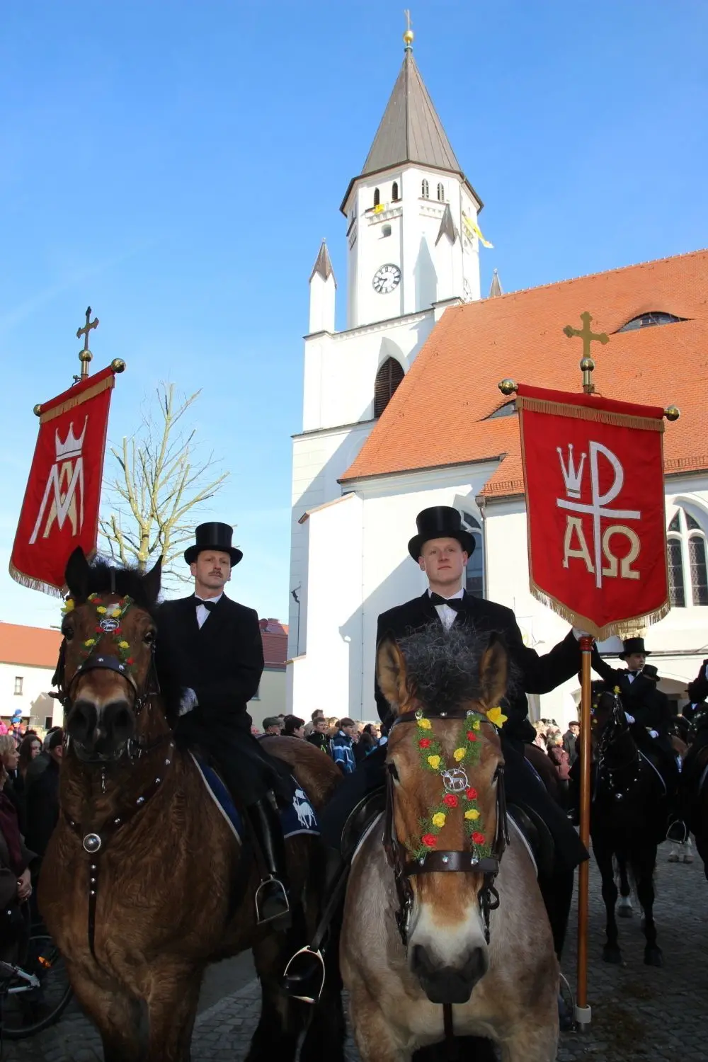 Osterreiter vor der Katholischen Pfarrkirche Mariä Himmelfahrt in Wittichenau.