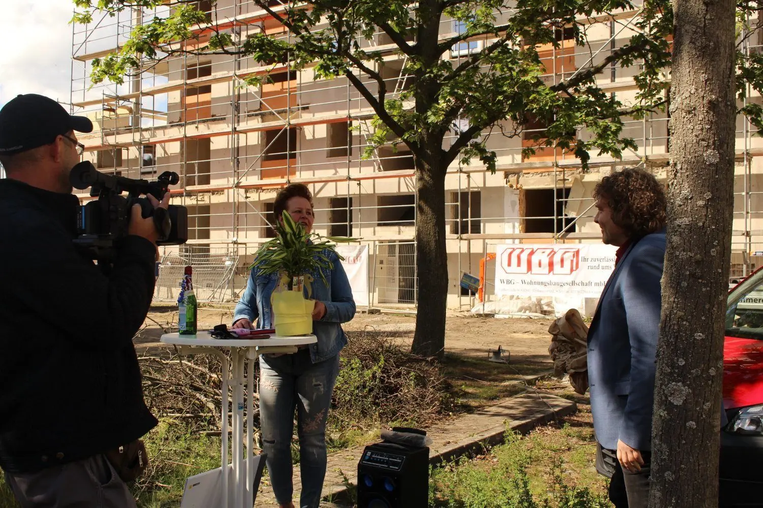 Blumengrüße gibt es zum Richtfest von Oberbürgermeister Torsten Pötzsch für die WBG-Chefin Petra Sczesny.