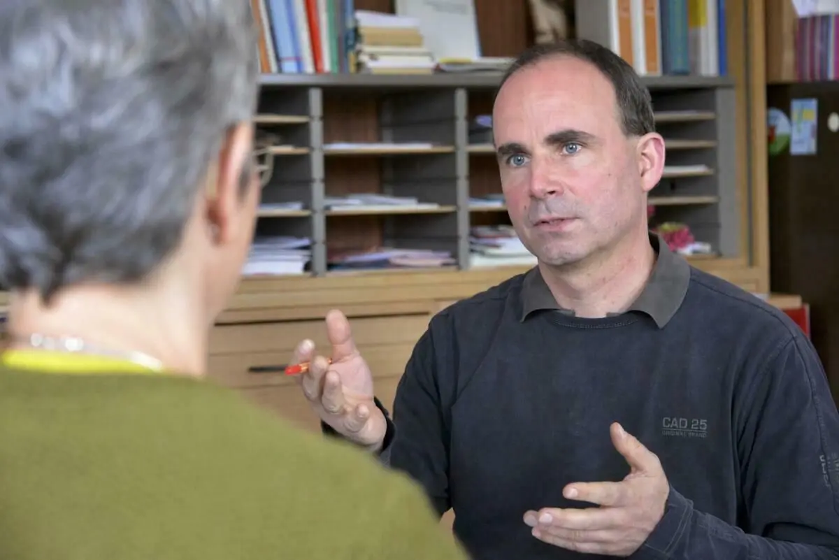 Michael Schwarz von der Caritas berät seit 1995 bei Schuldnerfragen. Normalerweise berät er Geringverdiener und Hilfe-Empfänger im Hinblick auf Schulden, aber mittlerweile auch immer mehr Leute aus der Mitte der Gessellschaft.