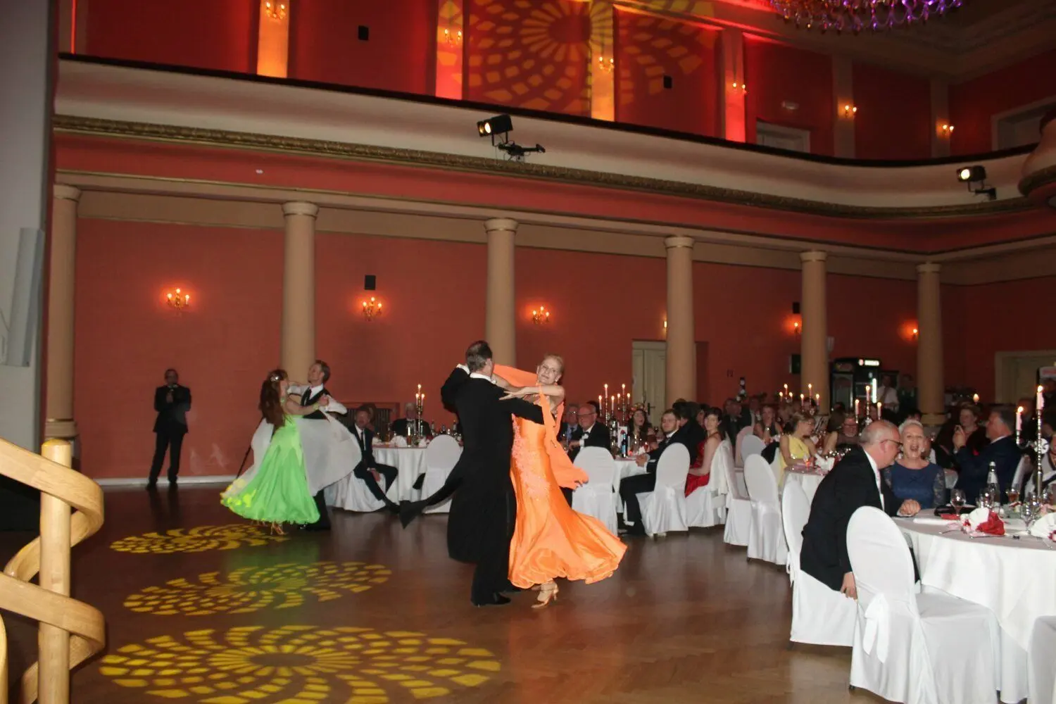 Der große Festsaal wurde bis vor die Corona-Krise regelmäßig für unterschiedliche Veranstaltungen genutzt. Im Jahr 2019 fand dort der 1. Forster Hofball statt, der dort eine würde Premiere mit vielen Gästen feierte.
