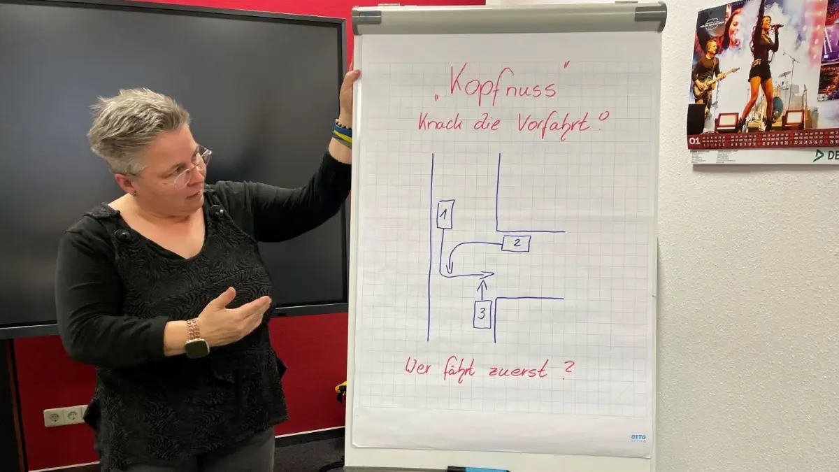 Wer hat hier Vorfahrt? Diese Situation gibt es in Finsterwalde an mehreren Kreuzungen. Laut Fahrlehrerin Bianca Bielagk kennen längst nicht alle Autofahrer die richtige Antwort. Im Text gibt es die Auflösung.
Wer hat hier Vorfahrt? Diese Situation gibt es in Finsterwalde an mehreren Kreuzungen. Laut Fahrlehrerin Bianca Bielagk kennen längst nicht alle Autofahrer die richtige Antwort.