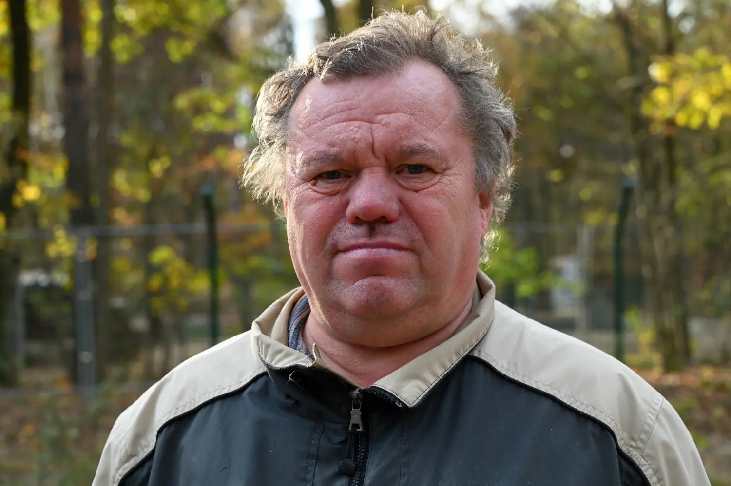 Michael Kessel (57) aus Cottbus sagt: „Ich habe heute erfahren, dass Karla gestorben ist. Da bin gleich mit dem Bus von Sachsendorf zum Tierpark gefahren. Das ist sehr traurig. Karla war ein sehr liebes Tier, bei Besuchern und Tierpflegern sehr beliebt. Ich bin oft im Tierpark und kenne Karla und Sundali schon lange, auch als Praja noch da war. Es ist sehr schade, dass sie nun gehen musste. Ich wünsche mir von ganzem Herzen, dass Sundali sehr schnell einen neuen Spielkameraden bekommt. Sonst geht sie uns auch noch ein.“