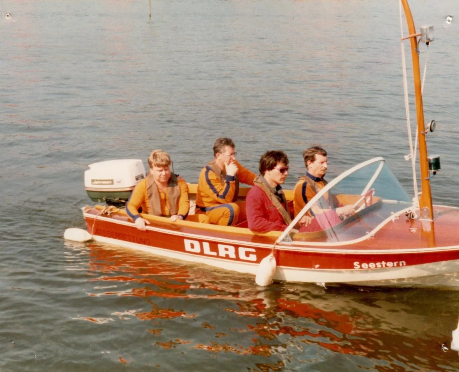 Aus den Anfangsjahren der DLRG Cottbus: Hartmut Schlomann, Volkmar Schubert und Ulrich Mohaupt bei einem Bootsführerlehrgang in Bremen vom 12. bis 14. April 1991.