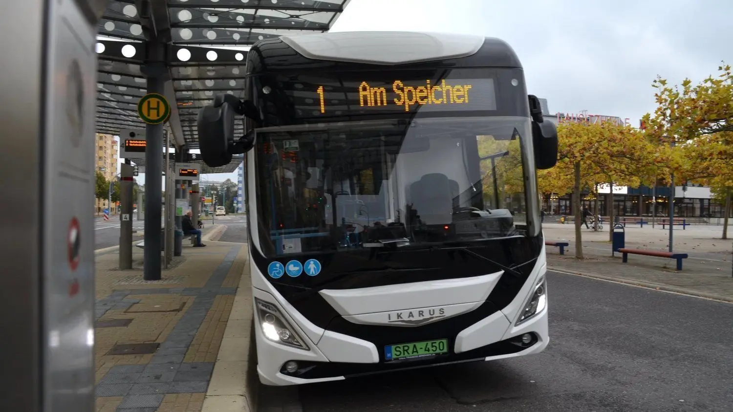 Der E-Ikarus im Hoyerswerdaer Test: Auf den Stadtlinien wird er auf Herz und Batterien getestet - wie hier am Lausitzer Platz.