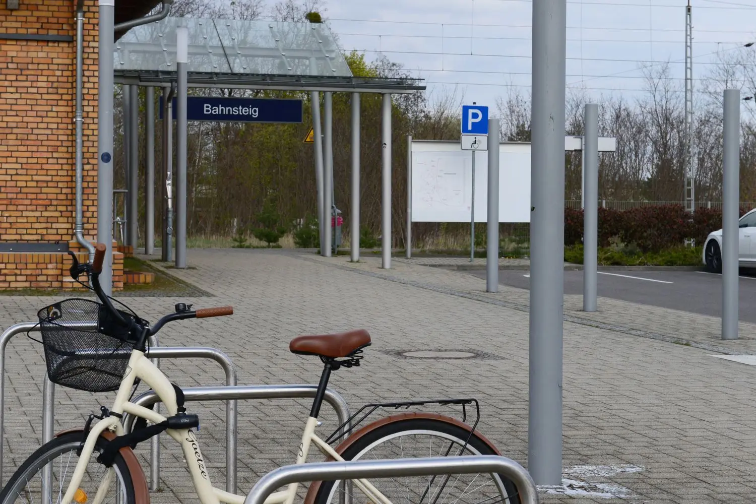 Tatort: die Freifläche am Großräschener Bahnhof. Hier hat sich die blutige Attacke auf einen 41-Jährigen aus Großräschen im August des Vorjahres abgespielt.