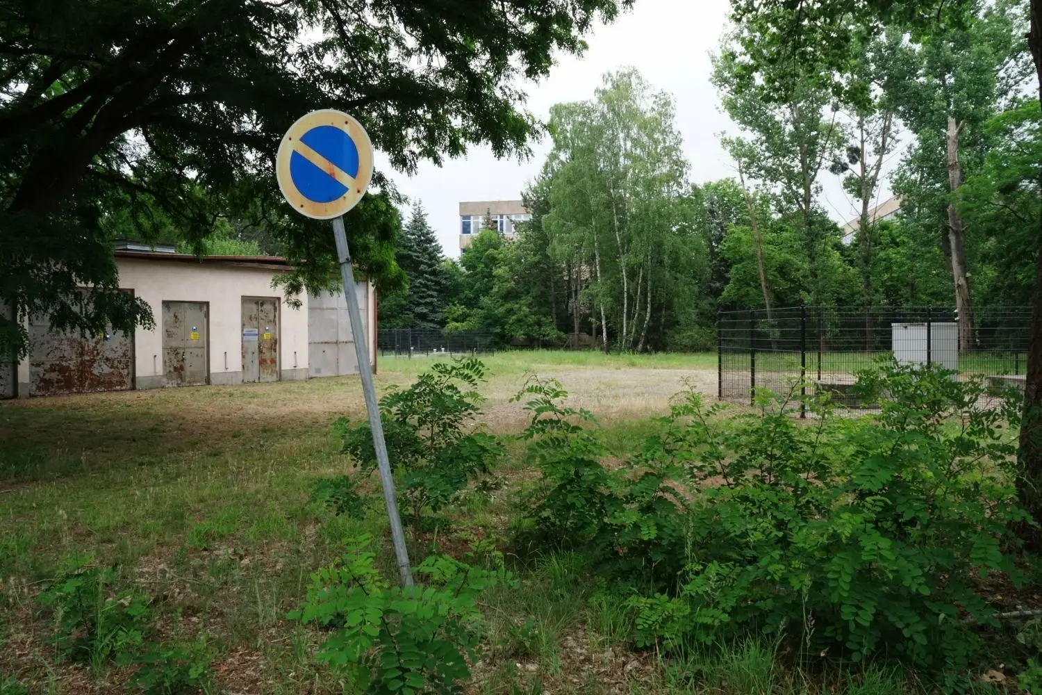 Hinter viel Grün verborgen stehen die Gebäude der ehemaligen Betriebsberufsschule im Spremberger Ortsteil Schwarze Pumpe. An ihrer Stelle soll ein neues Ausbildungszentrum errichtet werden. Geplant ist, ein internationales Fachkräfte-College aufzubauen. Hingucker soll ein Hochhaus werden.