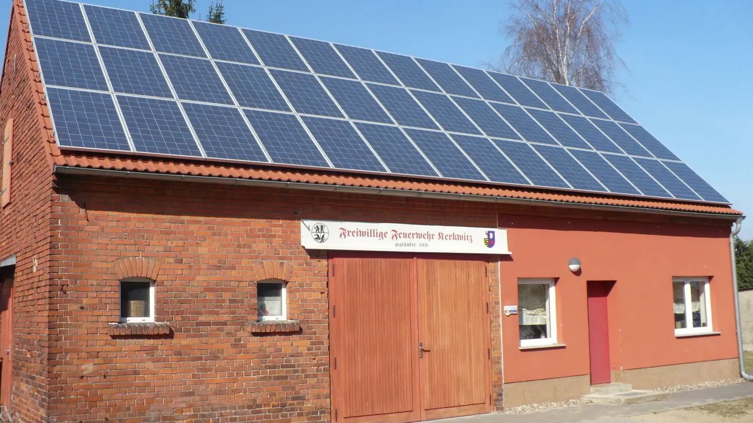 Die kleinste SoGeLa-Anlage gewinnt auf dem Dach der Freiwilligen Feuerwehr Kerkwitz Strom aus Sonnenlicht. Sie trägt Symbolkraft, hat sich doch  die Solargenossenschaft Lausitz 2009 gegründet, um ein Zeichen zu setzen gegen neue Tagebaue. Die Dörfer Kerkwitz, Atterwasch und Grabko waren damals von Abbaggerung bedroht. Die Gemeinde Schenkendöbern gab der Solargenossenschaft von Anbeginn  Rückenwind, indem sie ihr erlaubte, auf kommunalen Dächern in die alternative Stromerzeugung zu investieren.