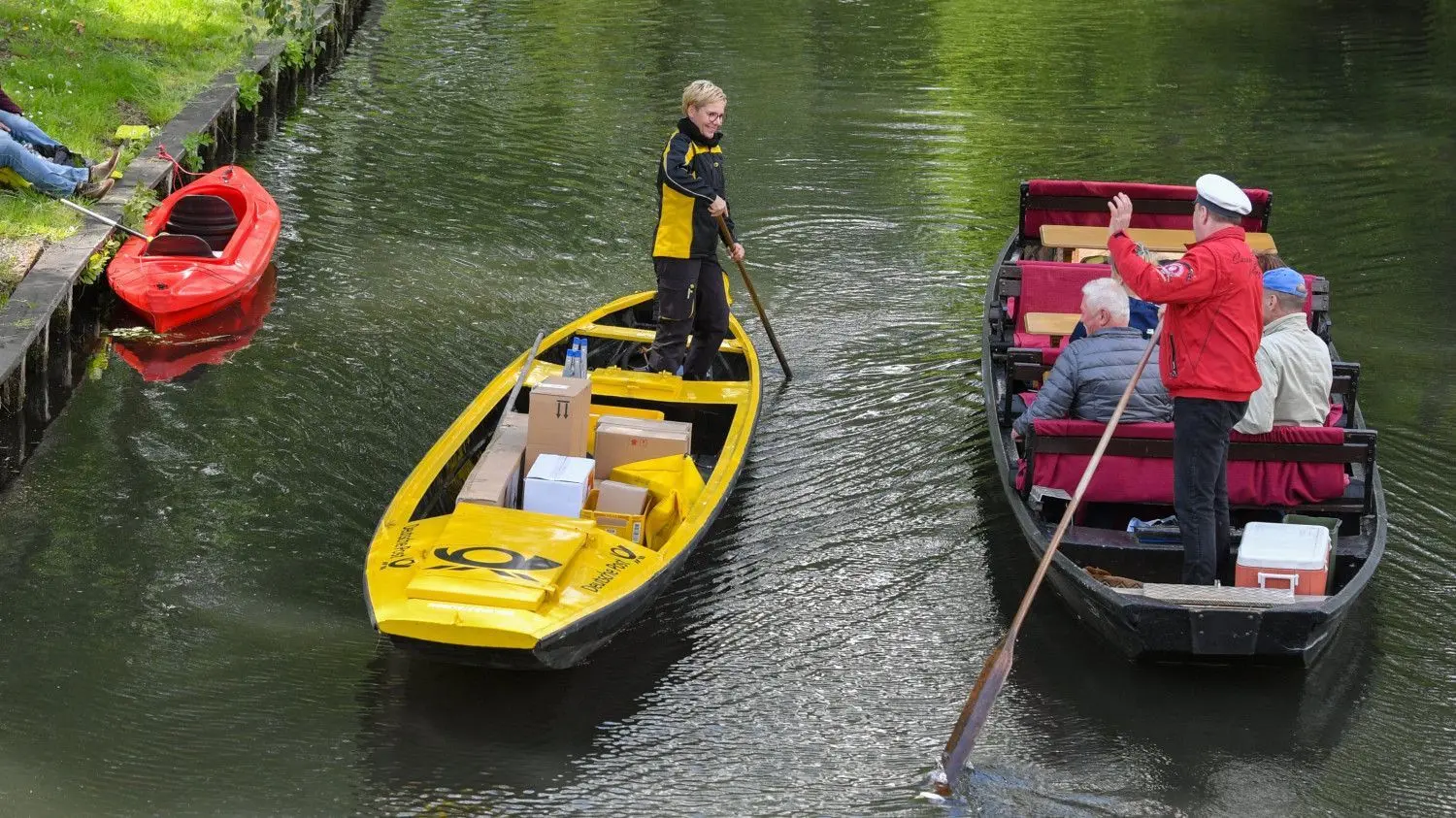 Bunar begegnet mit ihrem gelben Spreewaldkahn auch Kähnen mit Touristen. Die Post wird im Spreewald seit heute wieder mit dem Kahn gebracht.
