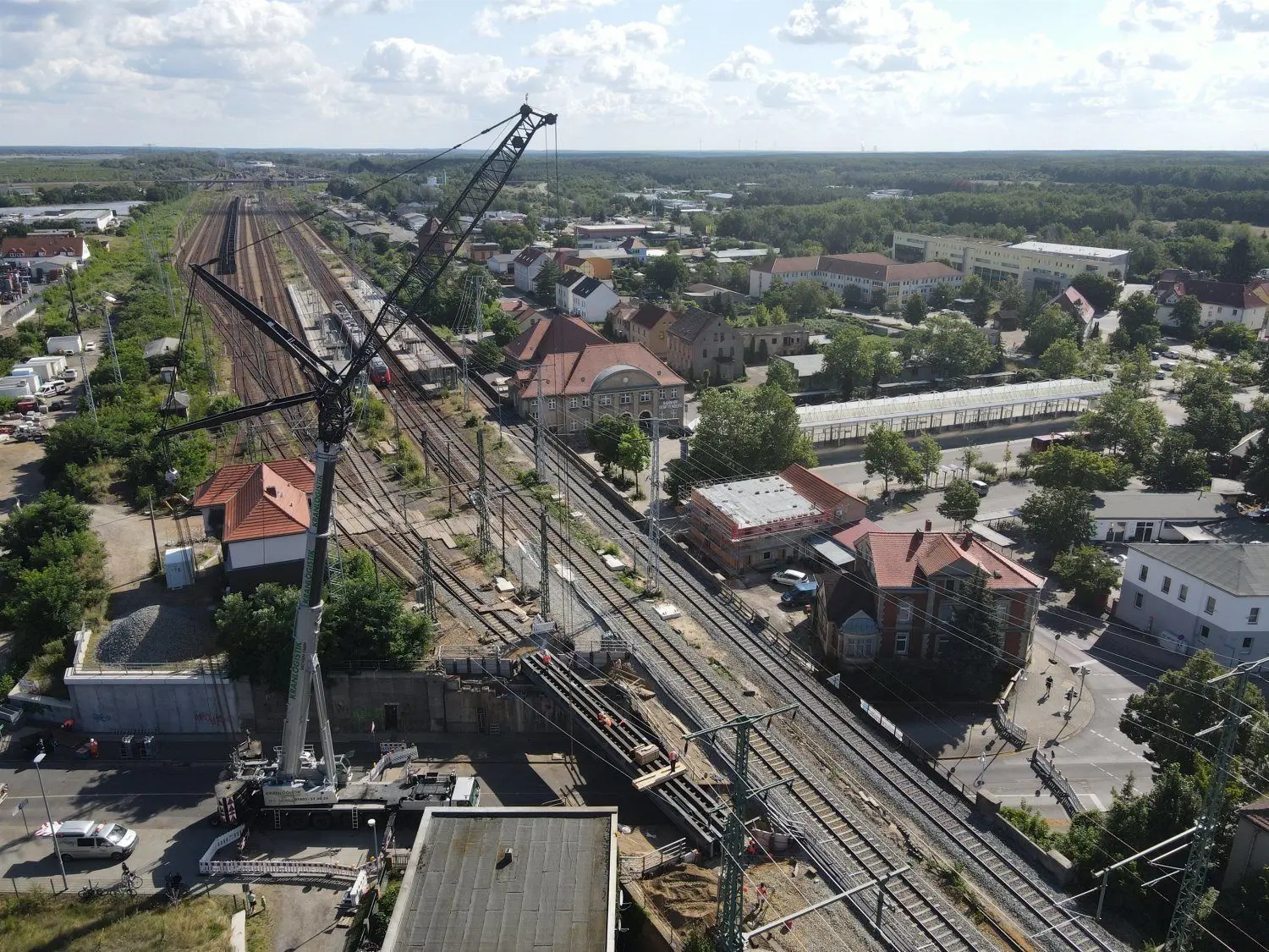 Die Bahnbrücke in der Senftenberger Bahnhofstraße ist derzeit Großbaustelle. Bis zum 30. August bleibt die Bahnhofstraße in diesem Bereich gesperrt.