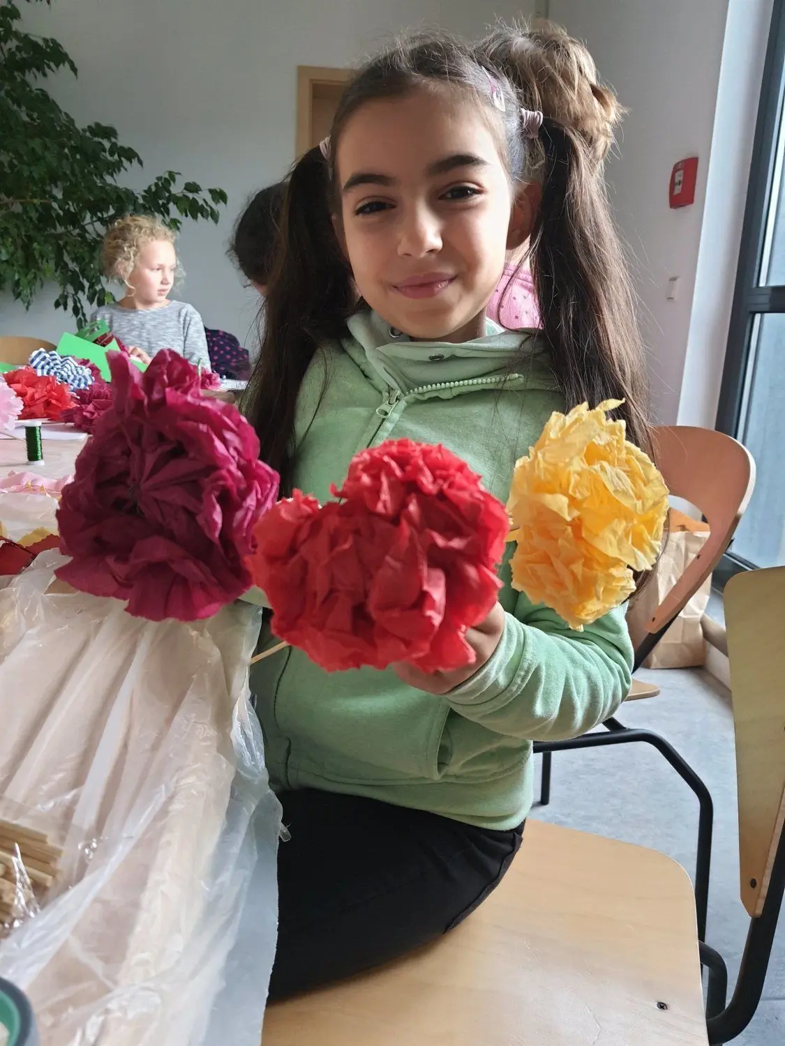 In der Galerie werden Requisiten gebastelt.