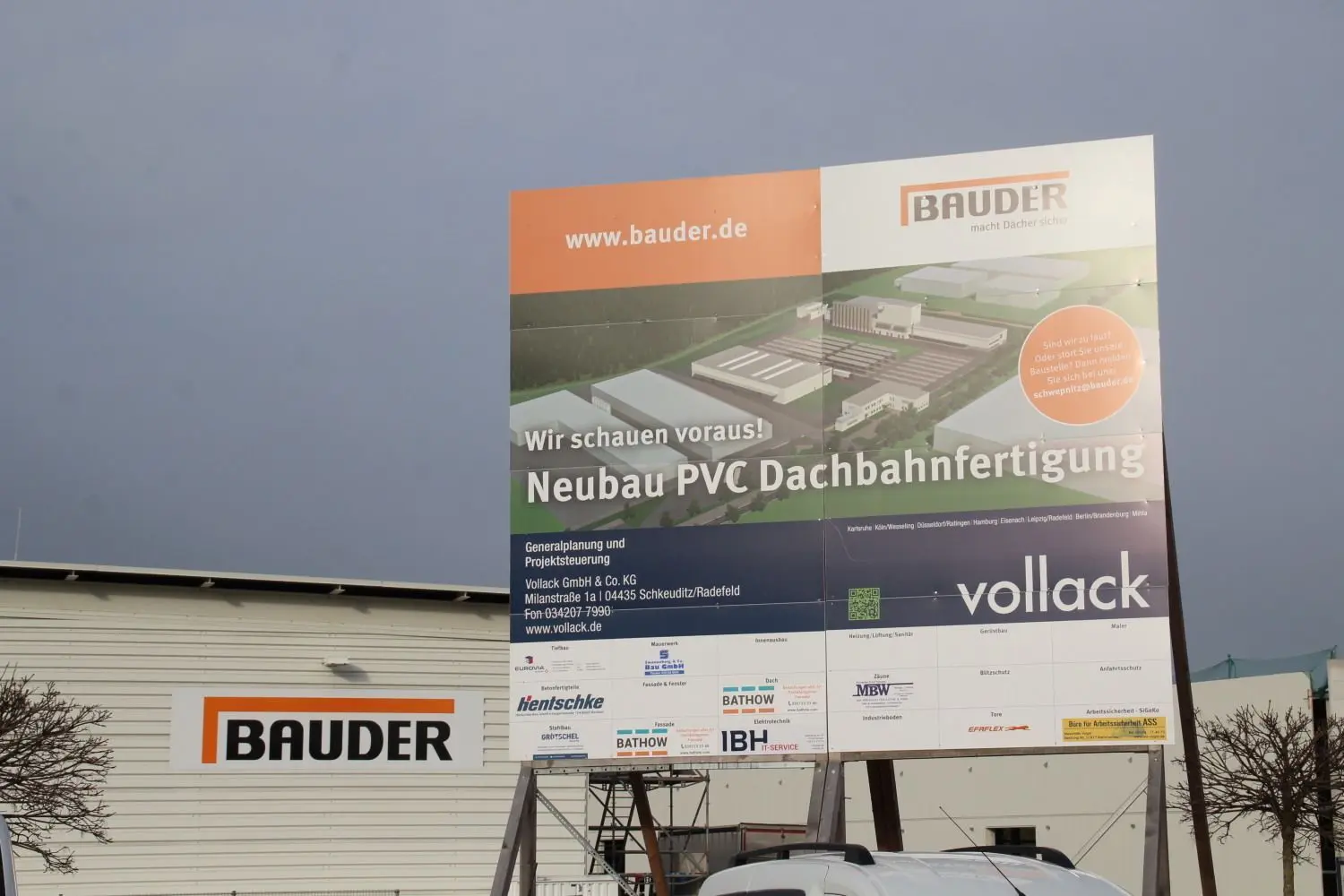 Auf dem Industriegebiet in Schwepnitz ist die Halle für die neue Produktionsanlage von PVC-Dachbahnen von Bauder inzwischen sichtbar. Die Anlage selbst als das Herzstück fehlt aber noch.