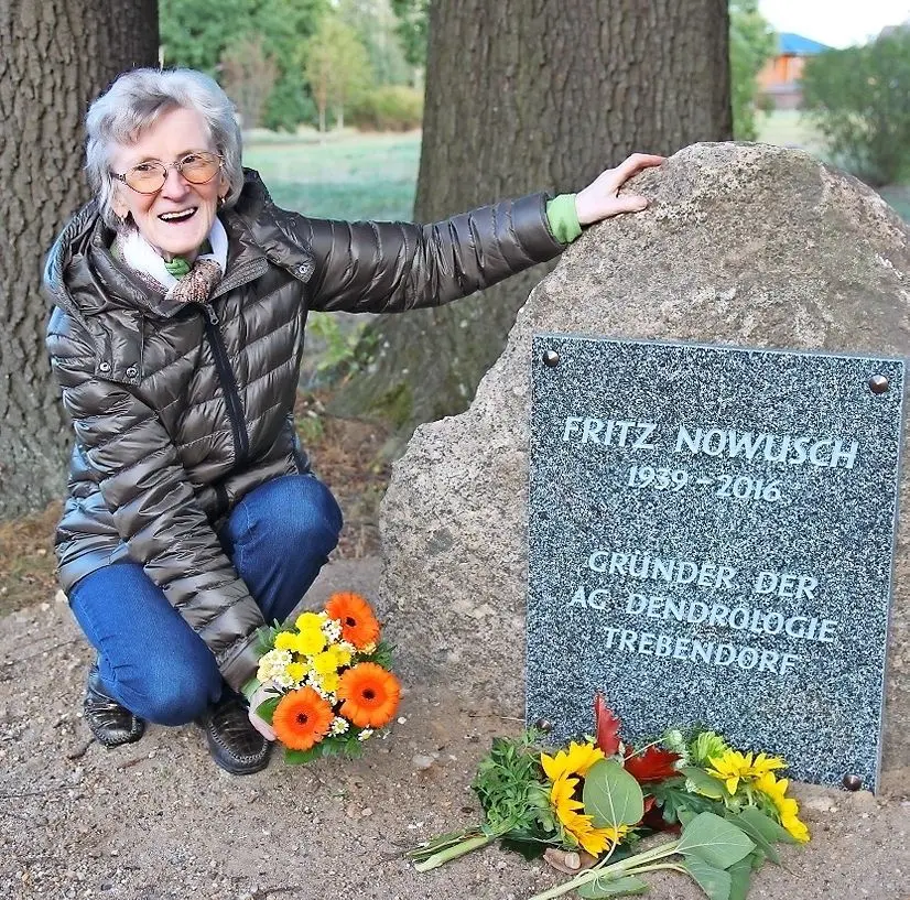 Anita Nowusch, Ehefrau von Fritz Nowusch, legt am neuen Gedenkstein für ihren Mann einen Blumenstrauß nieder. ⇥