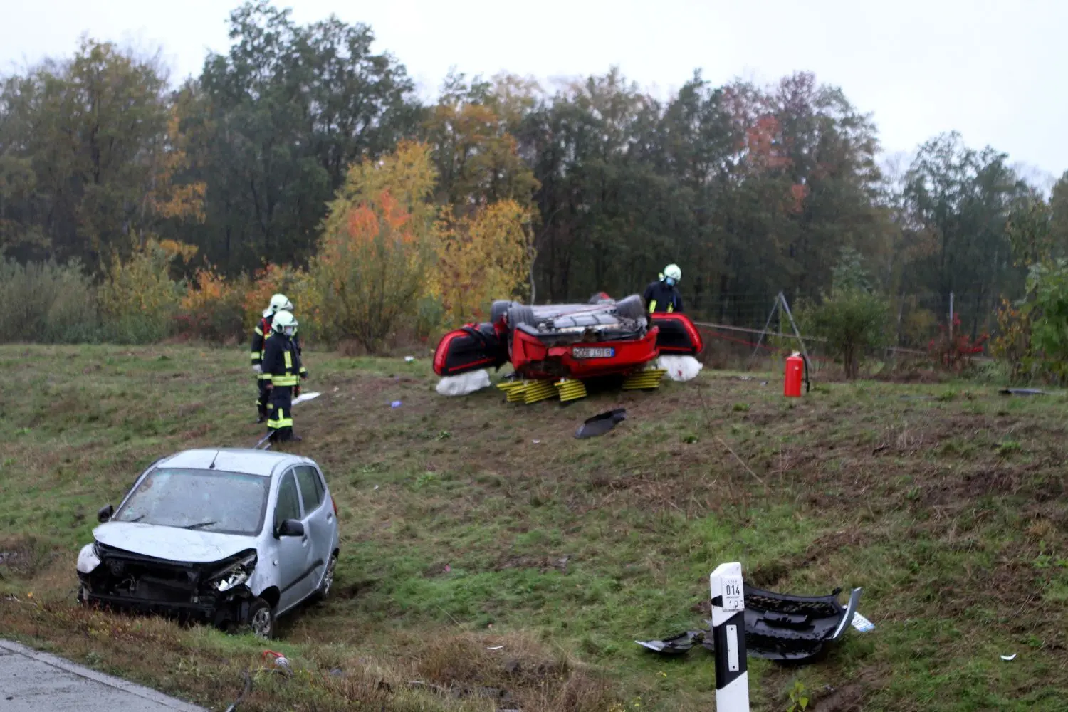 Ein schwerer Verkehrsunfall ereignete sich am Freitagnachmittag ( 30.10.2020) unmittelbar an der Landesgrenze Brandenburg / Sachsen der BAB13 in FR DD.