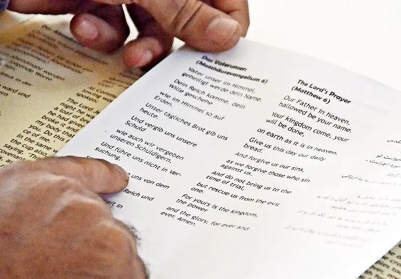 Das Vaterunser wird gemeinsam gelesen von allen auf Deutsch und Persisch. Am Ende muss es jeder auswendig können auf Deutsch