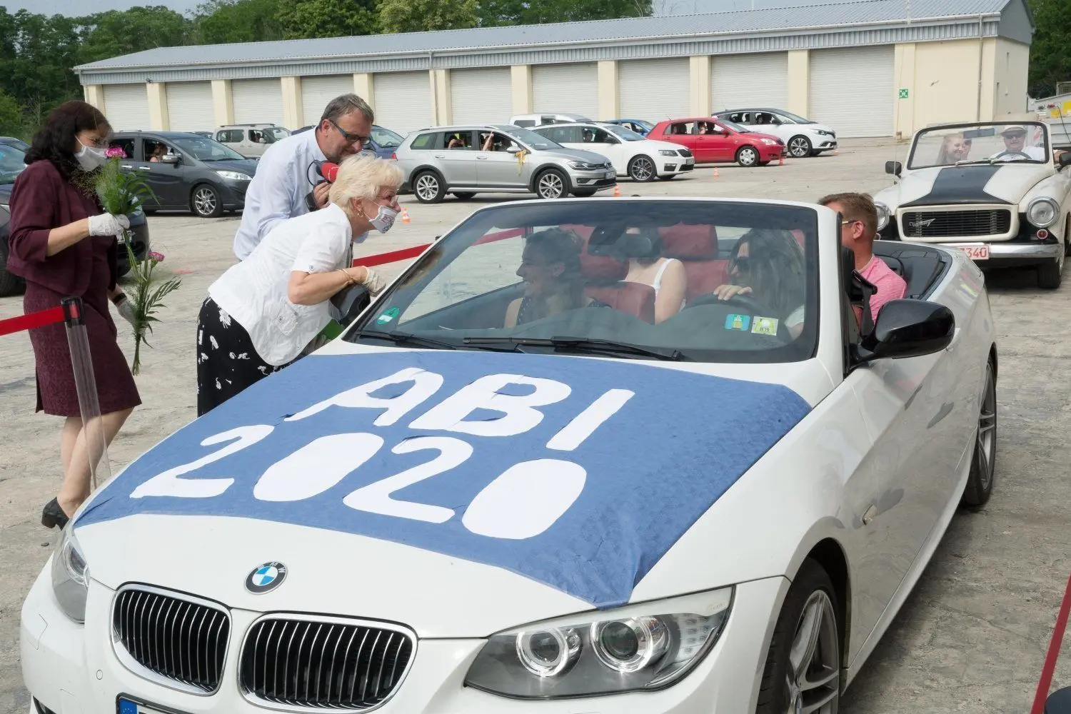 Nie zuvor hat ein Abiturjahrgang des Landkreises Elbe-Elster seine Zeugnis im Auto erhalten. Die jungen Leute werden diesen Tag in besonderer Erinnerung behalten.