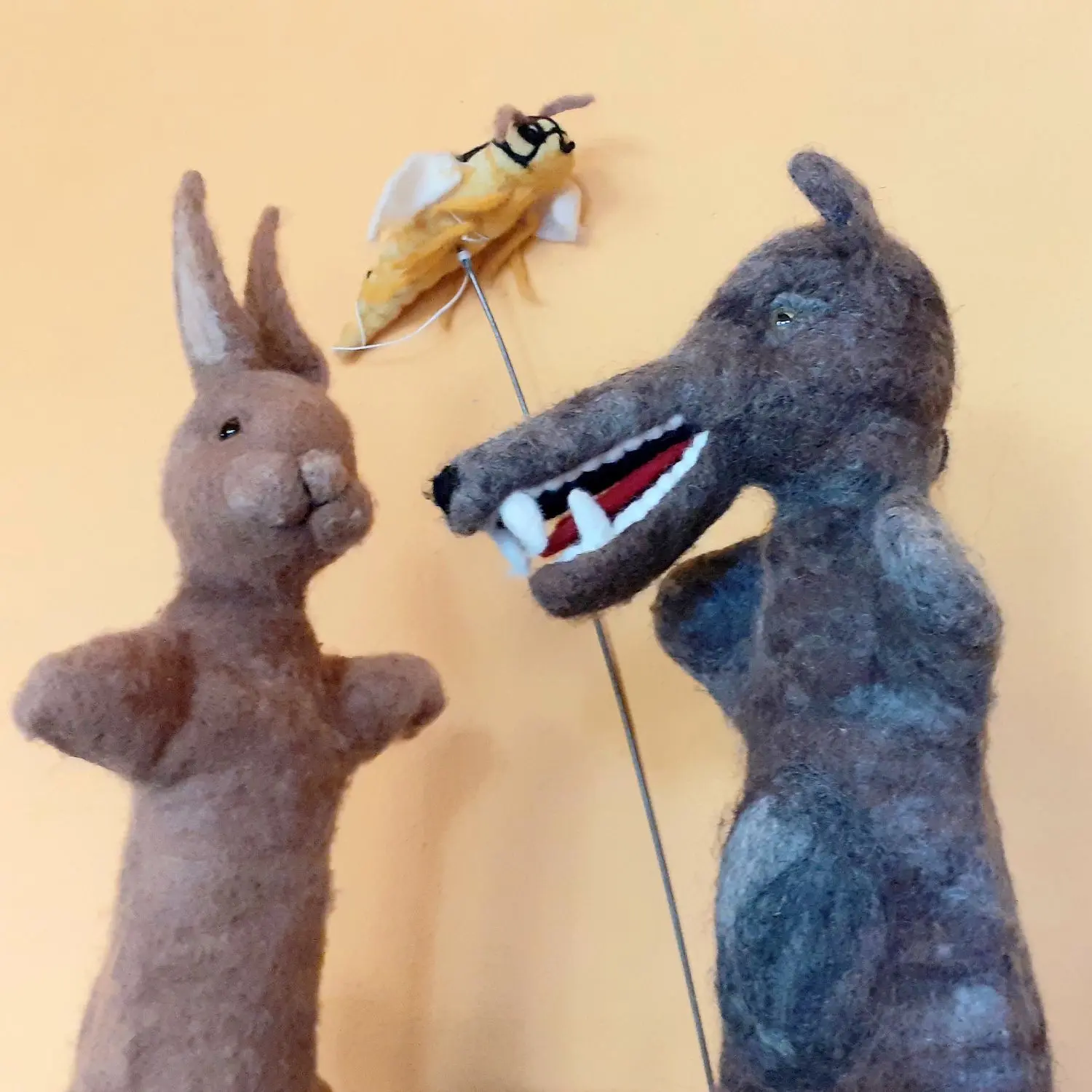Im Puppentheater von Uta Davids müssen Hase und Wolf miteinander auskommen.