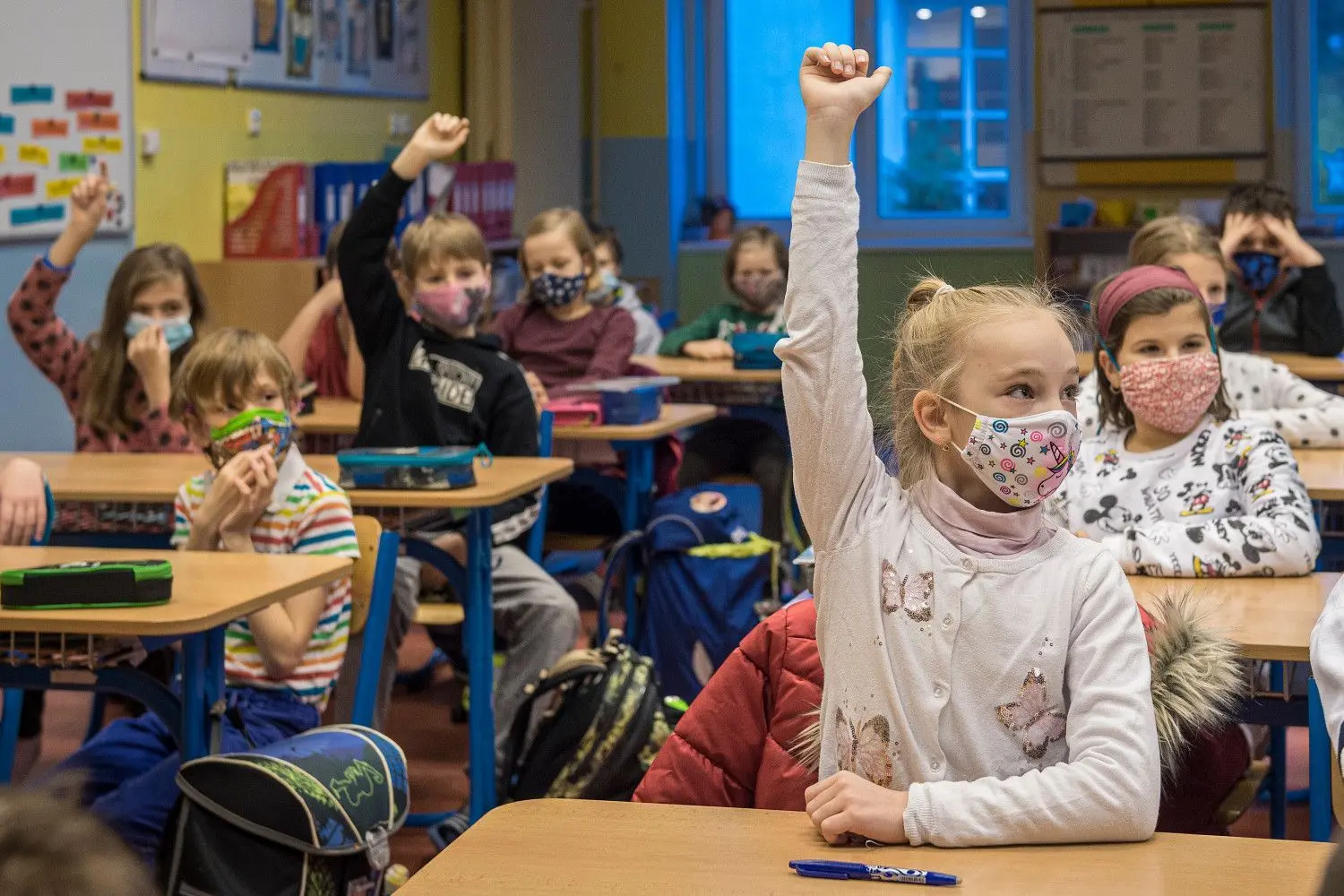 Schüler sitzen mit Gesichtsmasken im Unterricht. Viele Eltern sind froh, dass die Grundschulen noch bis Ende der Woche geöffnet bleiben. Andere entscheiden sich aus Infektionsschutzgründen bewusst fürs Distanzlernen.