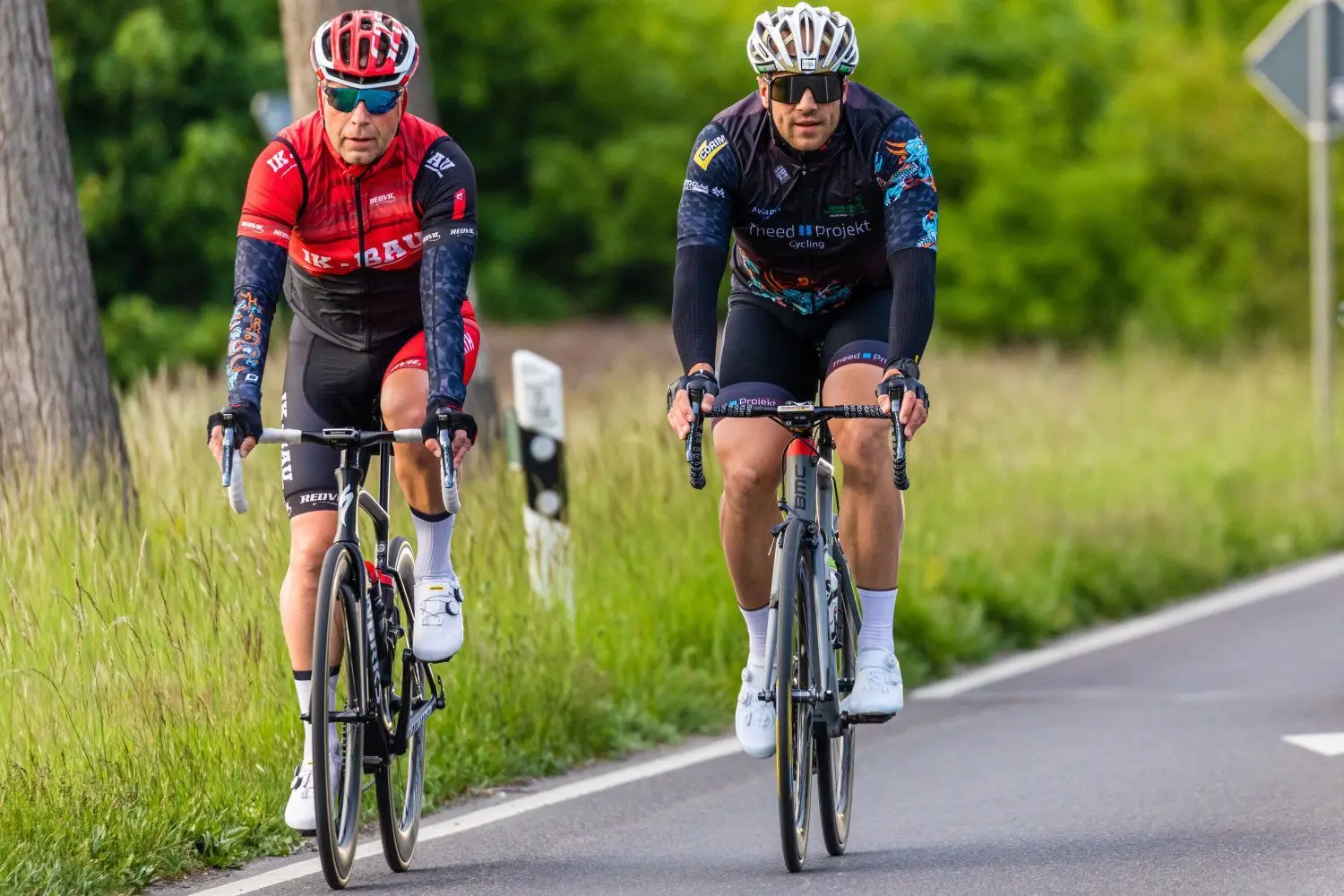 Maximilian Levy (l.) radelte von Cottbus aus bis an die Ostsee - rund 400 Kilometer an einem Tag.