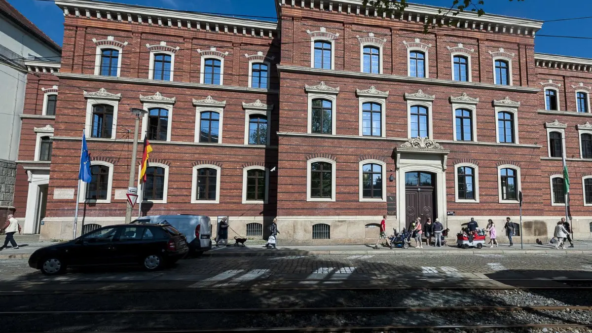 Blick auf das Land- und Amtsgericht Görlitz. (Archivbild)
Blick auf das Amtsgericht auf dem Postplatz in Görlitz (Sachsen) am 09.05.2016. Wegen des Anschlags auf ein Asylbewerberheim in Löbau am 18.02.2016 stehen hier ein Jugendlicher und zwei Erwachsene vor Gericht. Die Staatsanwaltschaft wirft den Angeklagten aus Löbau und Umgebung versuchte schwere Brandstiftung und Störung des öffentlichen Friedens vor. Foto: Pawel Sosnowski/dpa +++(c) dpa - Bildfunk+++ | Verwendung weltweit