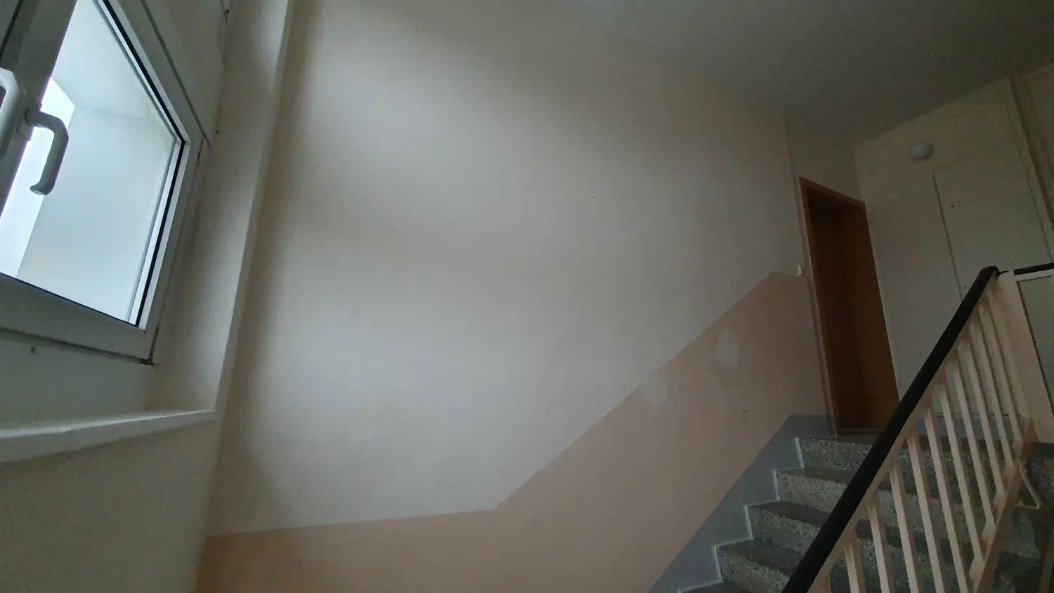 Die Einschusslöcher in der Wand der fünften Etage vom Treppenhaus sind verputzt. Auch das durchgeschossene doppelverglaste Fenster wurde bereits ausgetauscht.