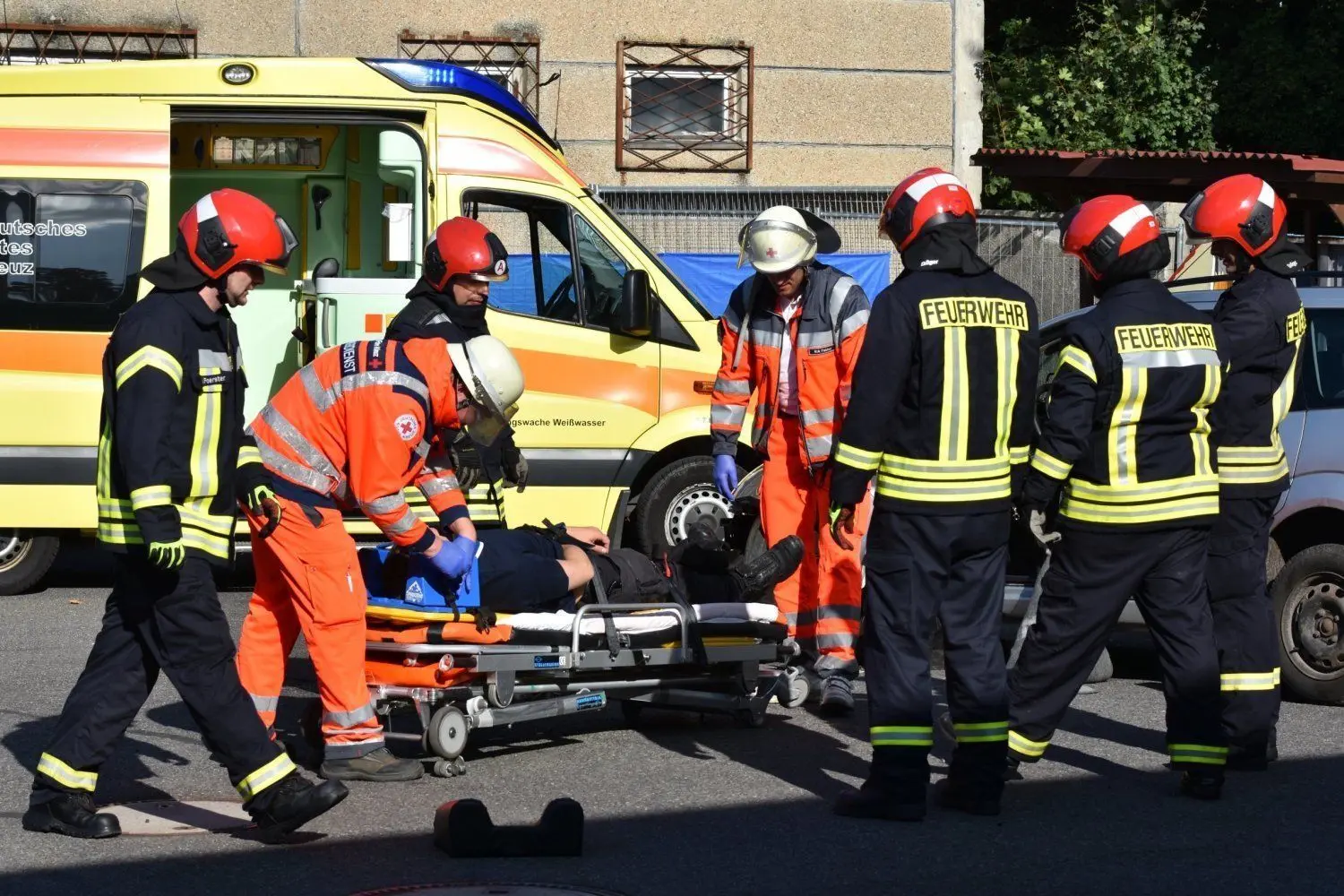 Eine Vorführung eines Feuerwehreinsatzes ist Bestandteil der Geburtstagsfeier 130 Jahre Feuerwehr in Weißwasser. Auch hier ist der Rettungsdienst gemeinsam mit der Feuerwehr unterwegs. ⇥