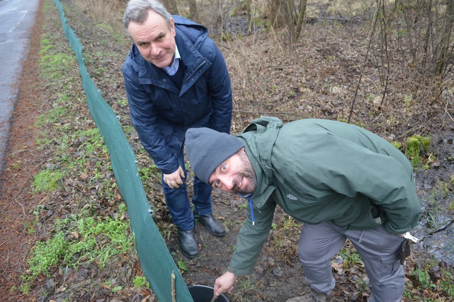 Diese Aufnahme zeigt Werner Richter und Andreas Strauß (v.l.) am Krötenzaun des Naturschutzvereins am Heilstättenweg in Kolkwitz im Frühjahr 2020. Der Eimer blieb leer.