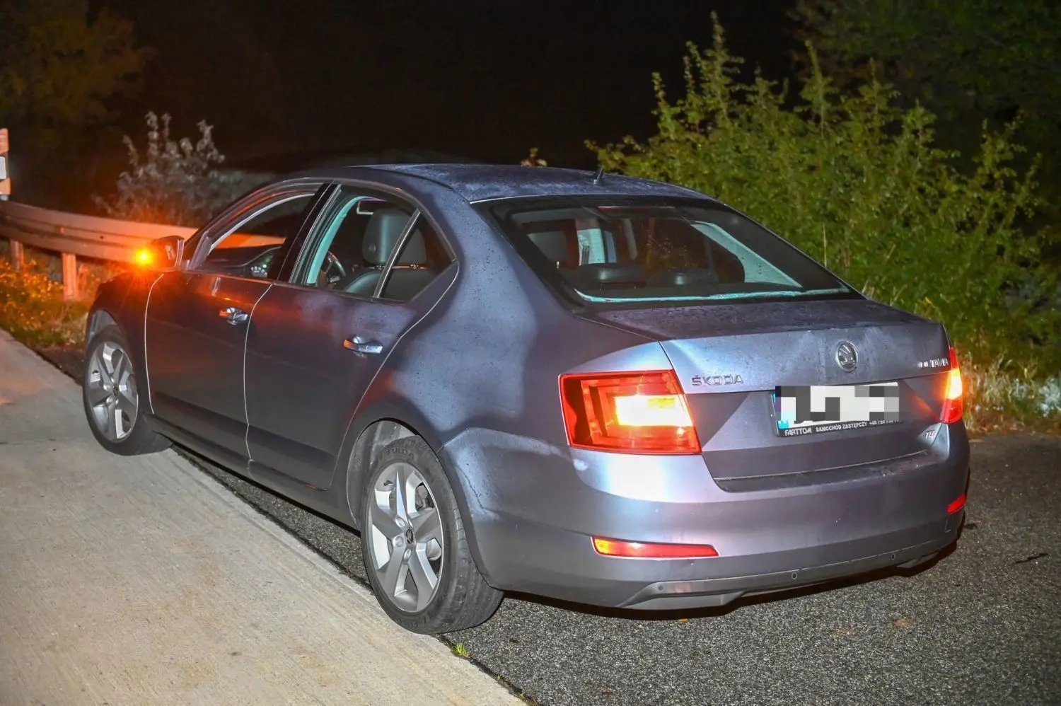 Aus diesem Skoda war der Mann gestiegen und wollte die Autobahn überqueren.