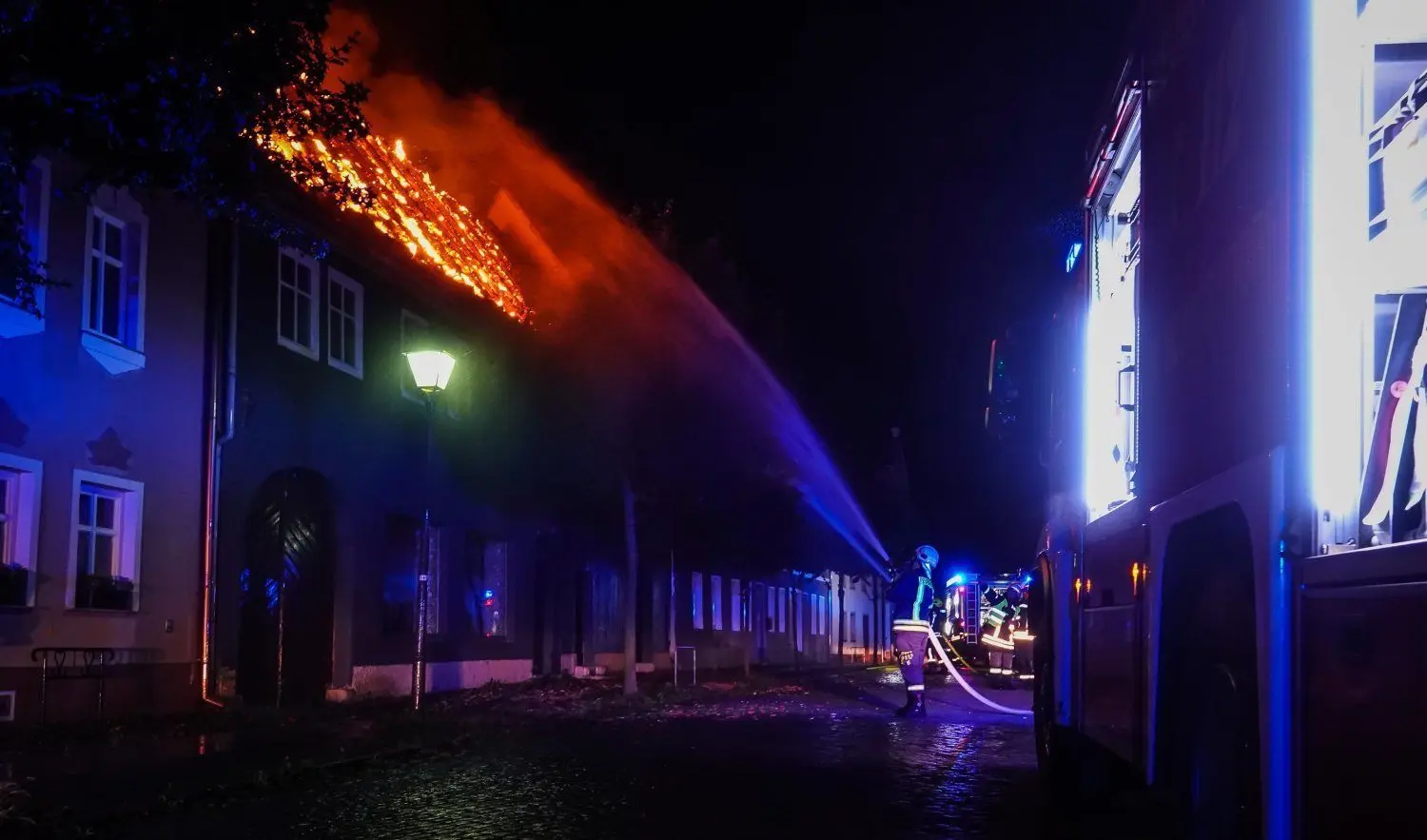 In der Mühlberger Kirchstraße ist am 5. Juli ein Wohnhaus aus bislang ungeklärter Ursache in Brand geraten. Personen befanden sich nicht in dem Gebäude.