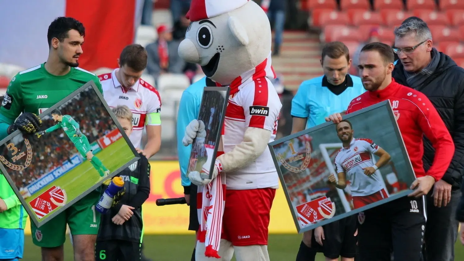Fabio Viteritti (r.) wurden zum dritten Mal zum Energie-Fußballer des Jahres gewählt. Marc Stein und Avdo Spahic (l.) landeten bei der Fan-Abstimmung auf den Plätzen zwei und drei.