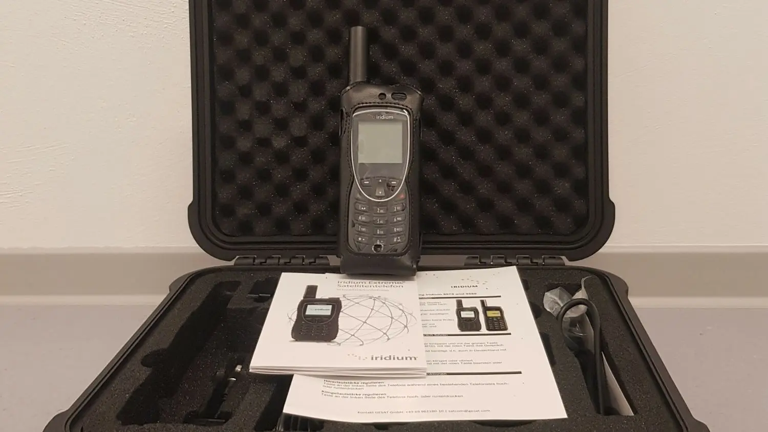 Die Satellitentelefone des Typs „Iridium“ ähneln alten Tastentelefonen zählen jedoch zu den fortschrittlichsten, die derzeit auf dem Markt erhältlich sind.