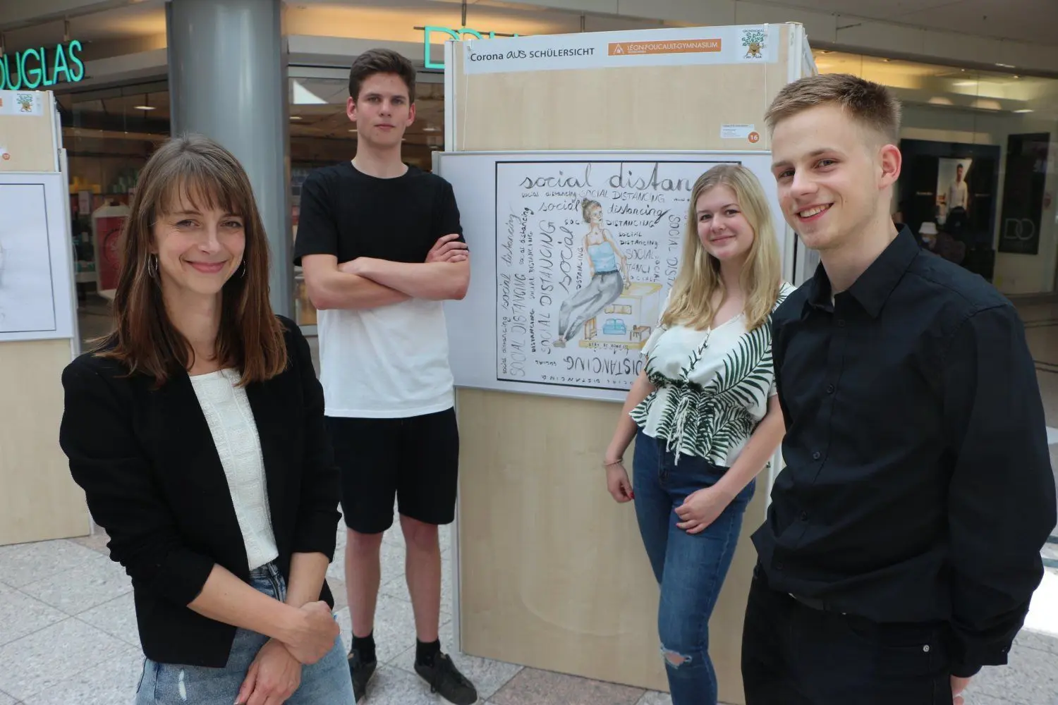 Kristin Partusch (li.), Lehrerin vom Leistungskurs Kunst am Léon-Foucault-Gymnasium in Hoyerswerda, ist zufrieden mit den Ergebnissen ihrer talentierten Schüler - hier Tobi Tschirch-Roßmann (17, v.l.), Lucie Raditzky (17) und Joel Radowski (17).