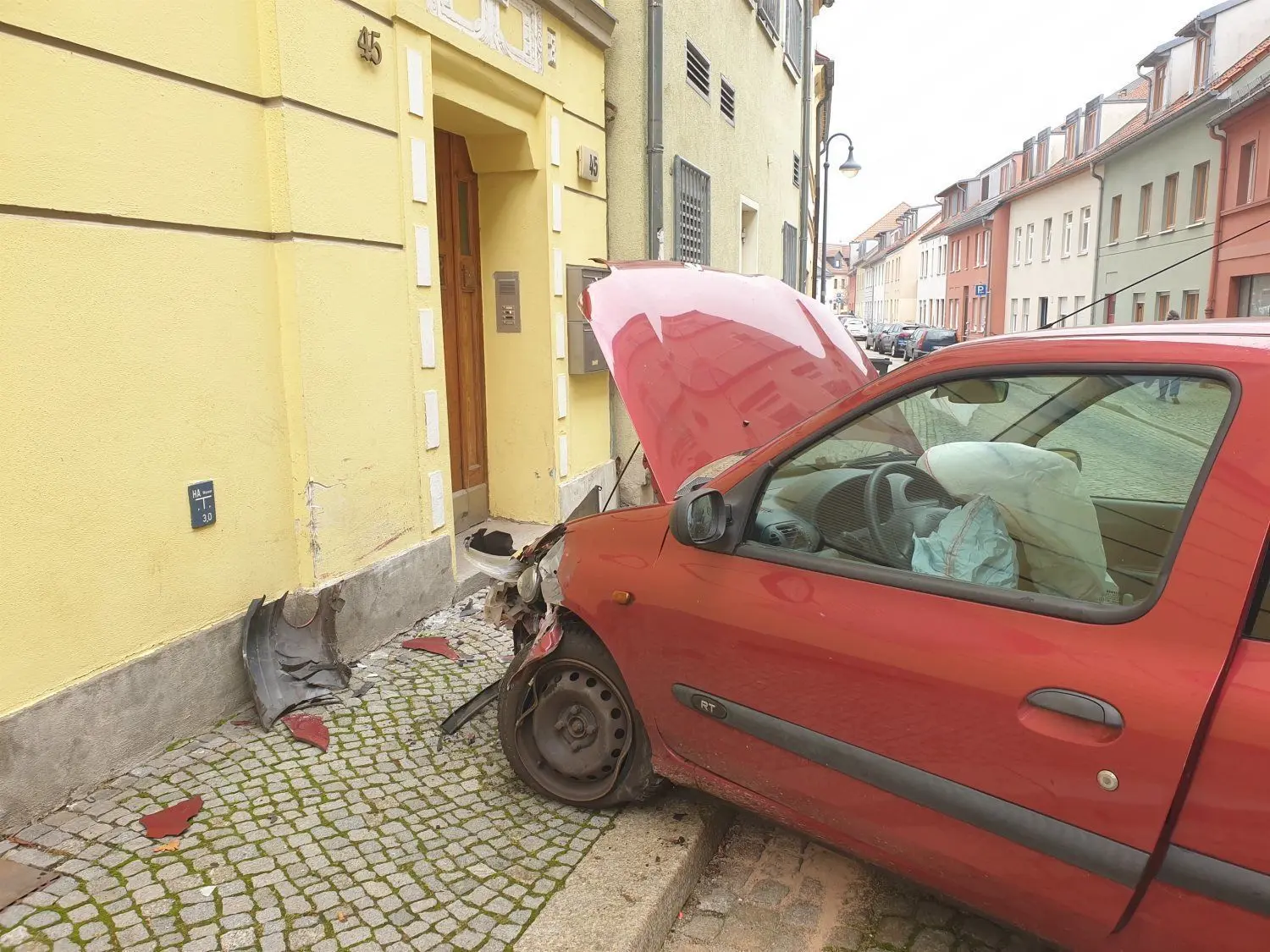 Großer Schreck am Montagvormittag in Finsterwalde: Ein Renault Clio ist im Stadtzentrum (Grabenstraße) über den Gehweg in eine Hauswand gekracht. Der vordere linke Reifen hat keine Luft mehr, die Felge ist schwer zerbeult.