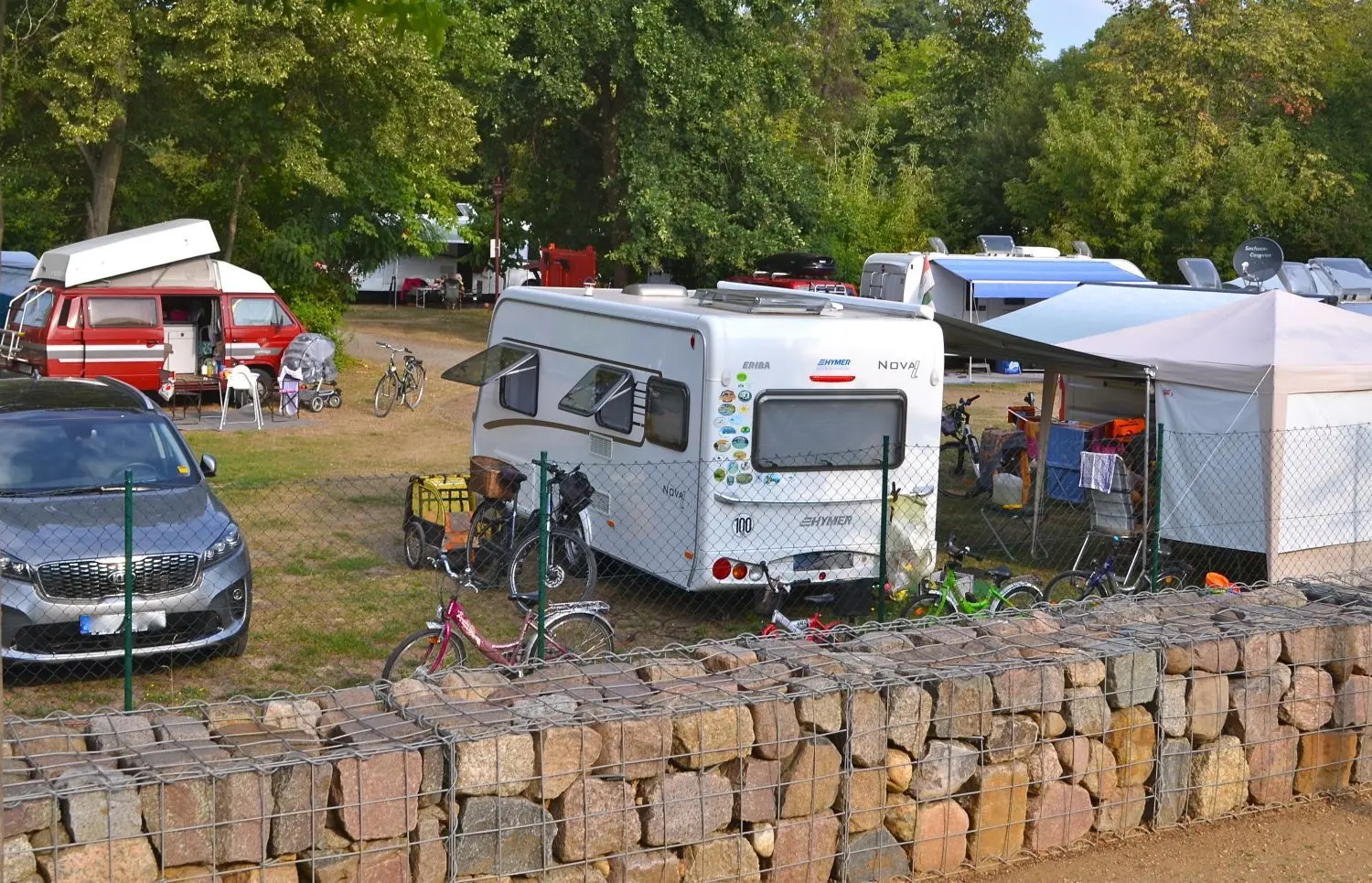 Camper zieht es verstärkt in den Spreewald. Das Gros wie diese hier hält sich an die Regeln, einige allerdings nutzen illegale Stellplätze.