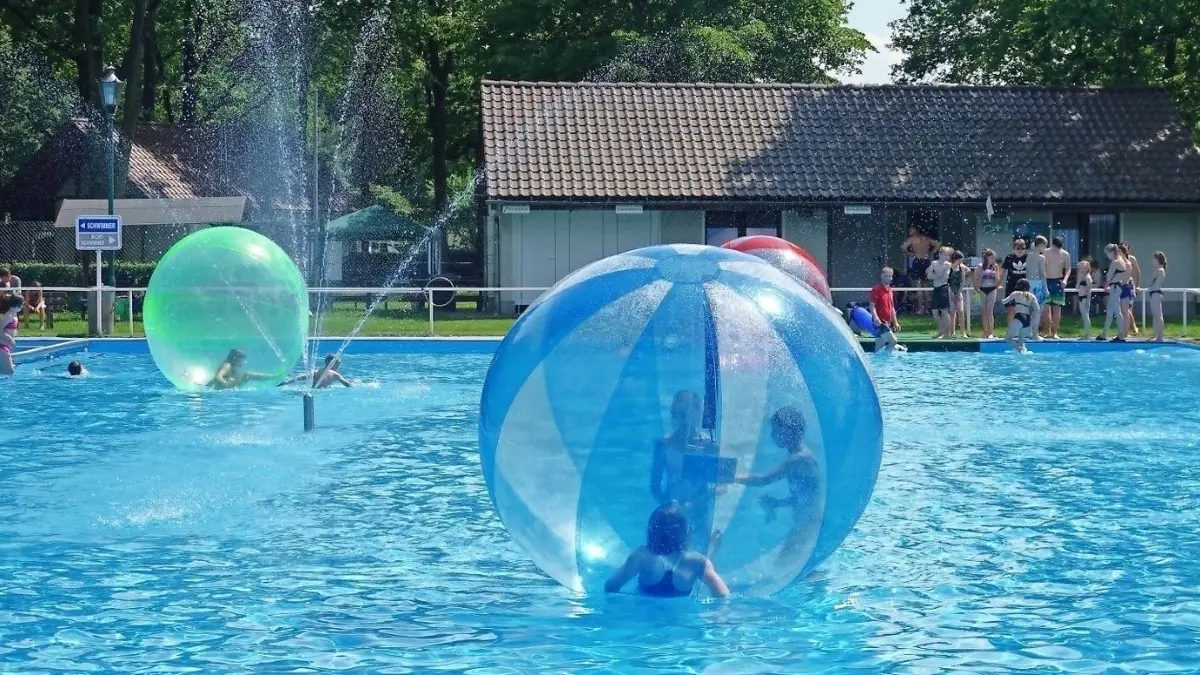 Die Aquabälle kamen bei der Eröffnung des Freibades zum Kindertag besonders gut an. Da war ein bisschen Geduld beim Schlangestehen angesagt. Die Stadtwerke Weißwasser hatten noch andere Kinderaktivitäten mit nach Reichwalde gebracht.
Die Aquabälle kamen bei der Eröffnung des Freibades zum Kindertag besonders gut an. Da war ein bisschen Geduld beim Schlangestehen angesagt