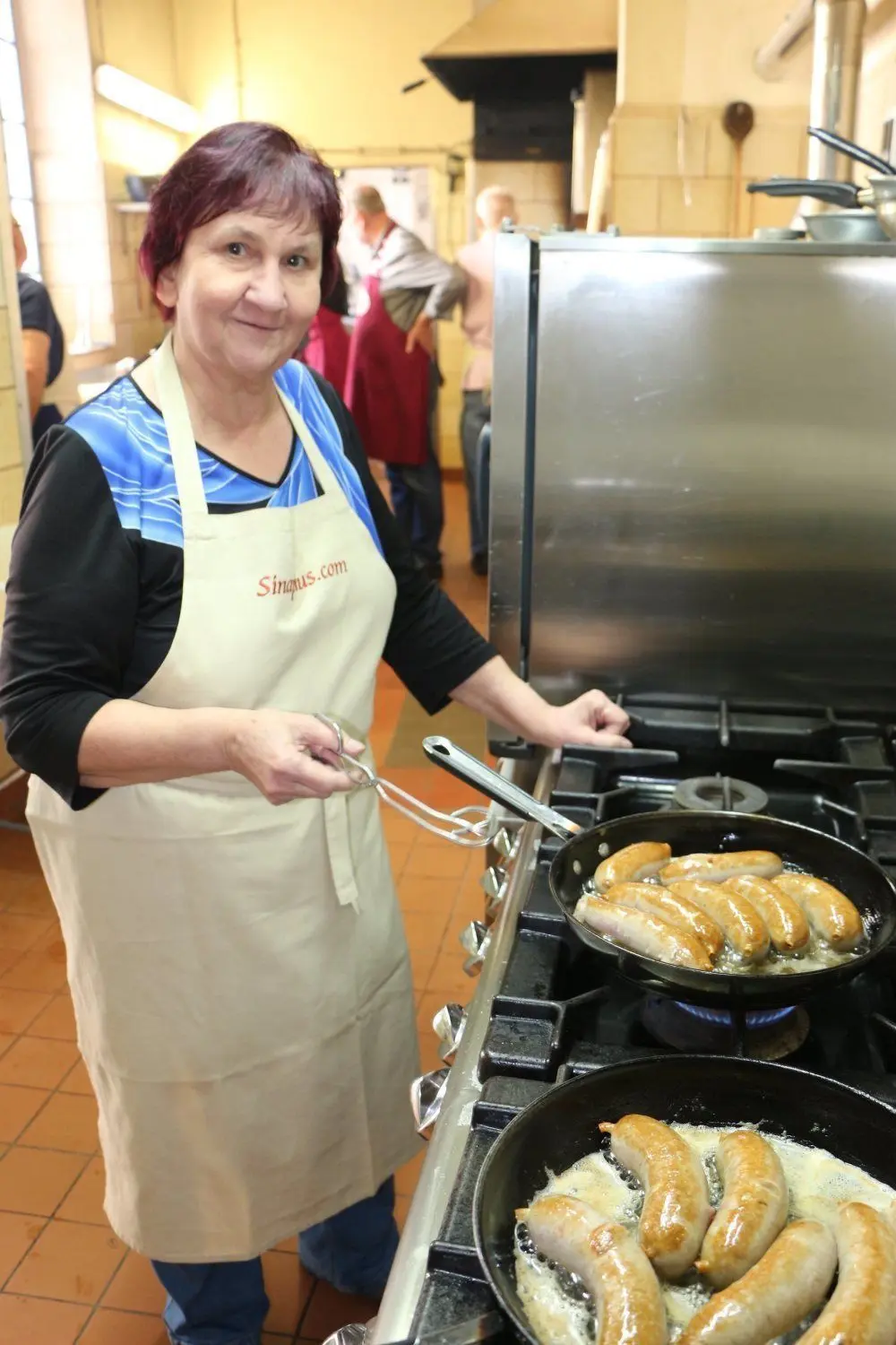 Die Dame vom Grill: Margit Reisse aus Hoyerswerda brät die Würste in der Pfanne.