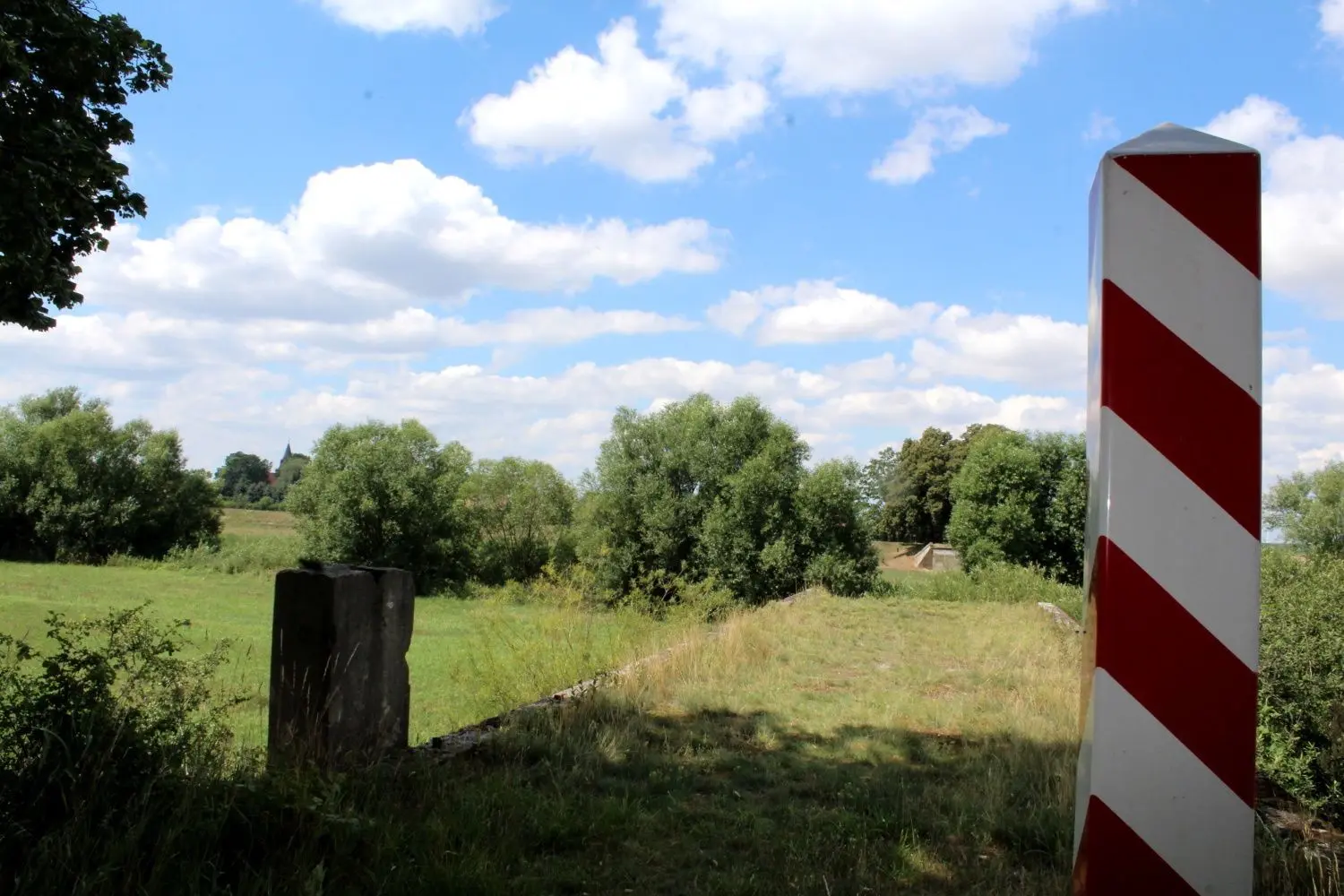 Ausgangspunkt der Wanderung zum Herzbörnchen: die zerstörte Neißebrücke, die bis zum Jahre 1945 die Dörfer Sacro und Jänsdorf verband. Links im Bild die Spitze der Sacroer Kirche.