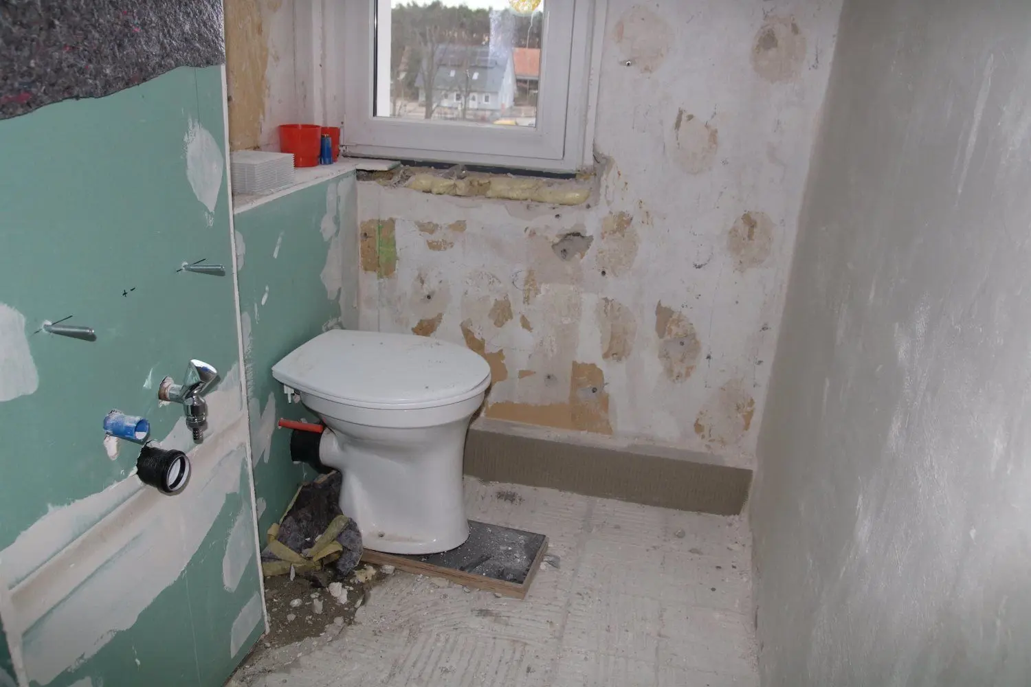 Provisorisch ist die Toilette im Bad angeschlossen. Sie darf nachts benutzt werden. Tags gibt es einen Toiletten-Container für die verbliebenen Mieter.