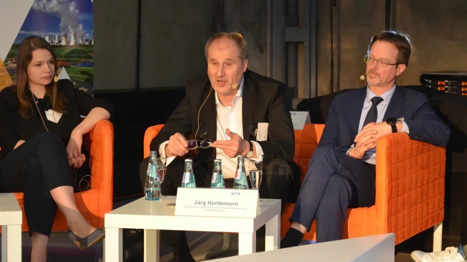 Diese zwei Männer sind entscheidende Personen im Oberlausitzer Strukturwandel: Jörg Mühlberg (Mitte), Geschäftsführer der Sächsischen Agentur für Strukturentwicklung und Sachsens Revierbeauftragter Jörg Huntemann (r.). Links: Stefanie Jurisch von der AWO.