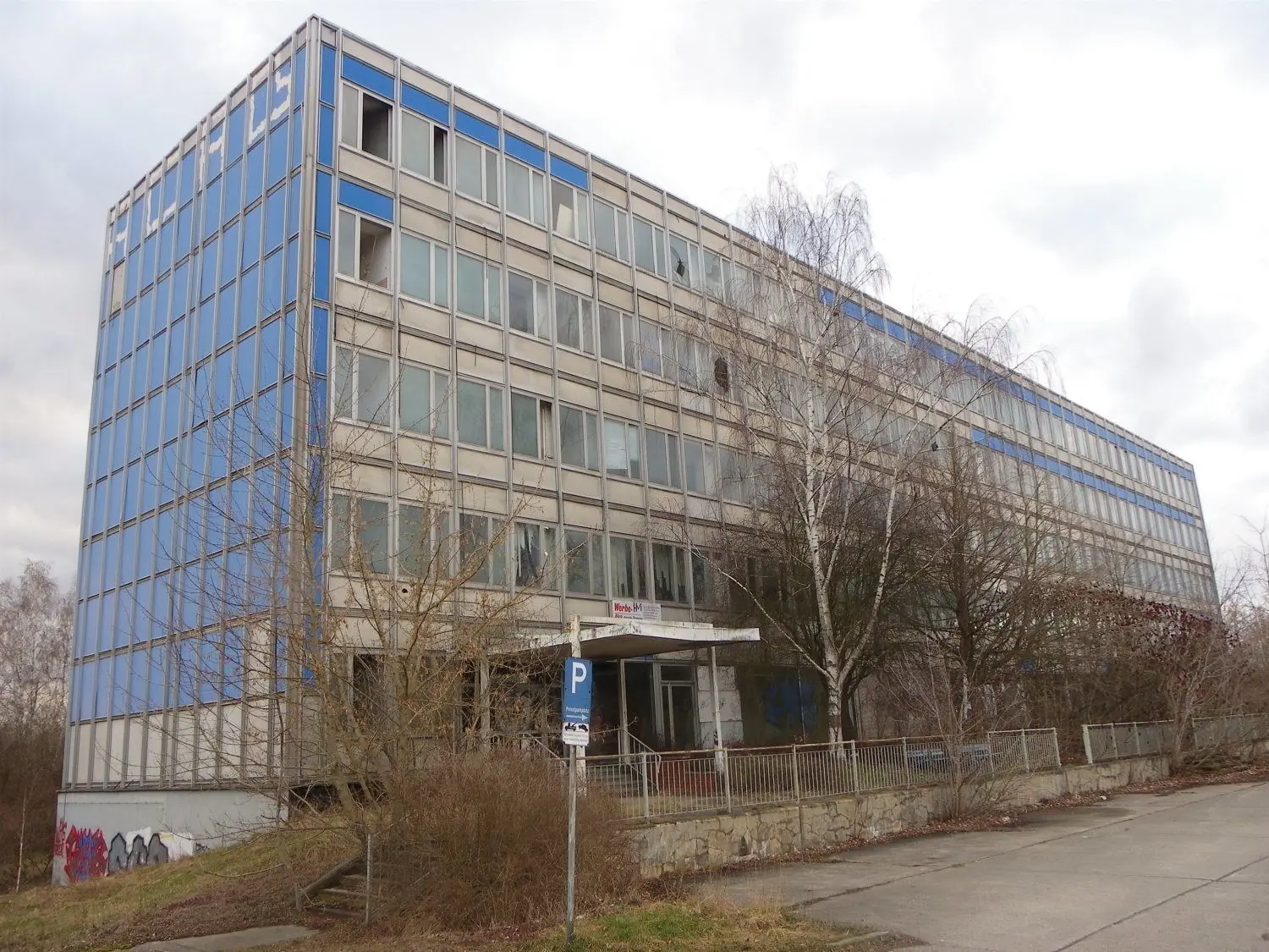 Das Büro- und Gewerbegebäude an der Erich-Weinert-Straße, von vielen Gubenern auch „Blaues Wunder“ genannt, steht seit vielen Jahren leer.