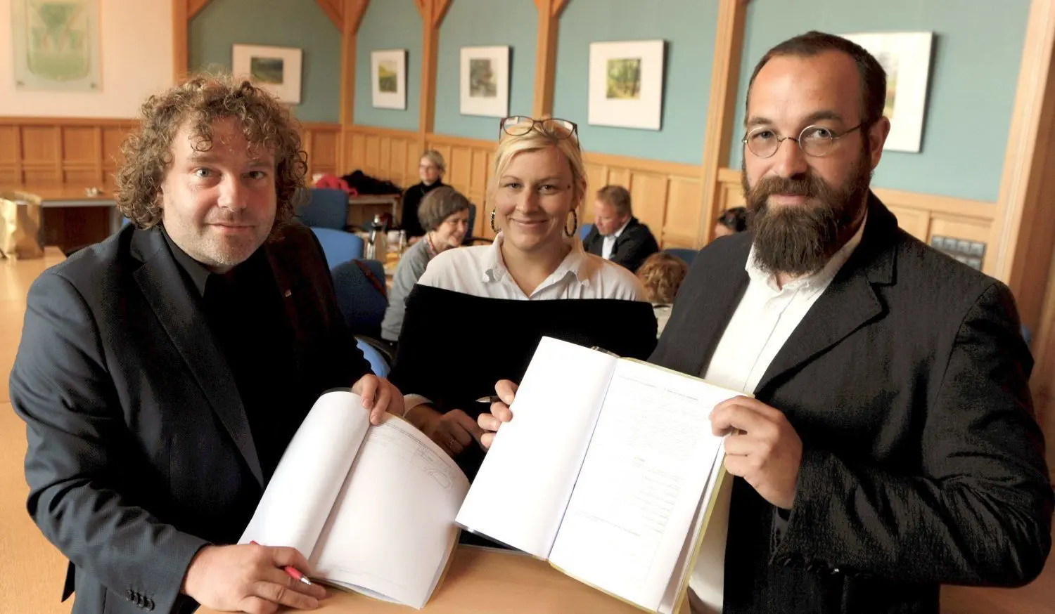 Weißwassers Oberbürgermeister Torsten Pötzsch (l.) mit Jana Panackova und Jakub Jenínek, stellvertretender Leiter der Glasfachschule von Kamenicky Senov.