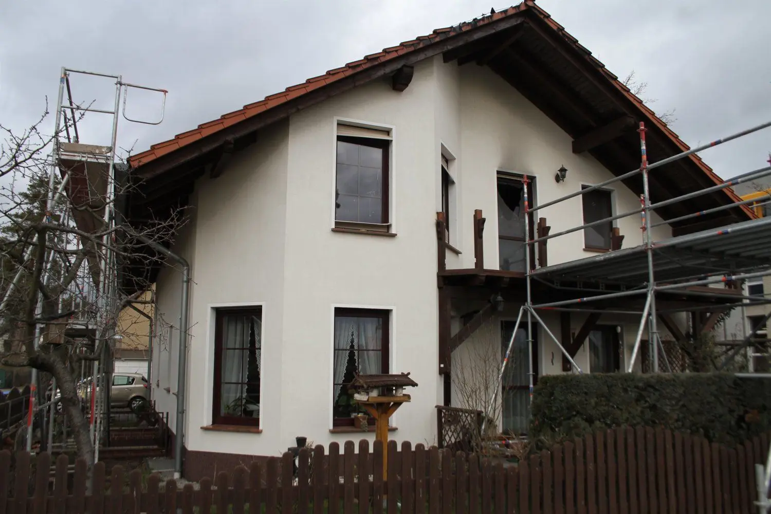 Eingerüstet steht das Haus von Familie Stobernack nach dem Dachstuhlbrand da. Über den Zugang direkt ins Obergeschoss ist es bereits zum großen Teil entkernt.