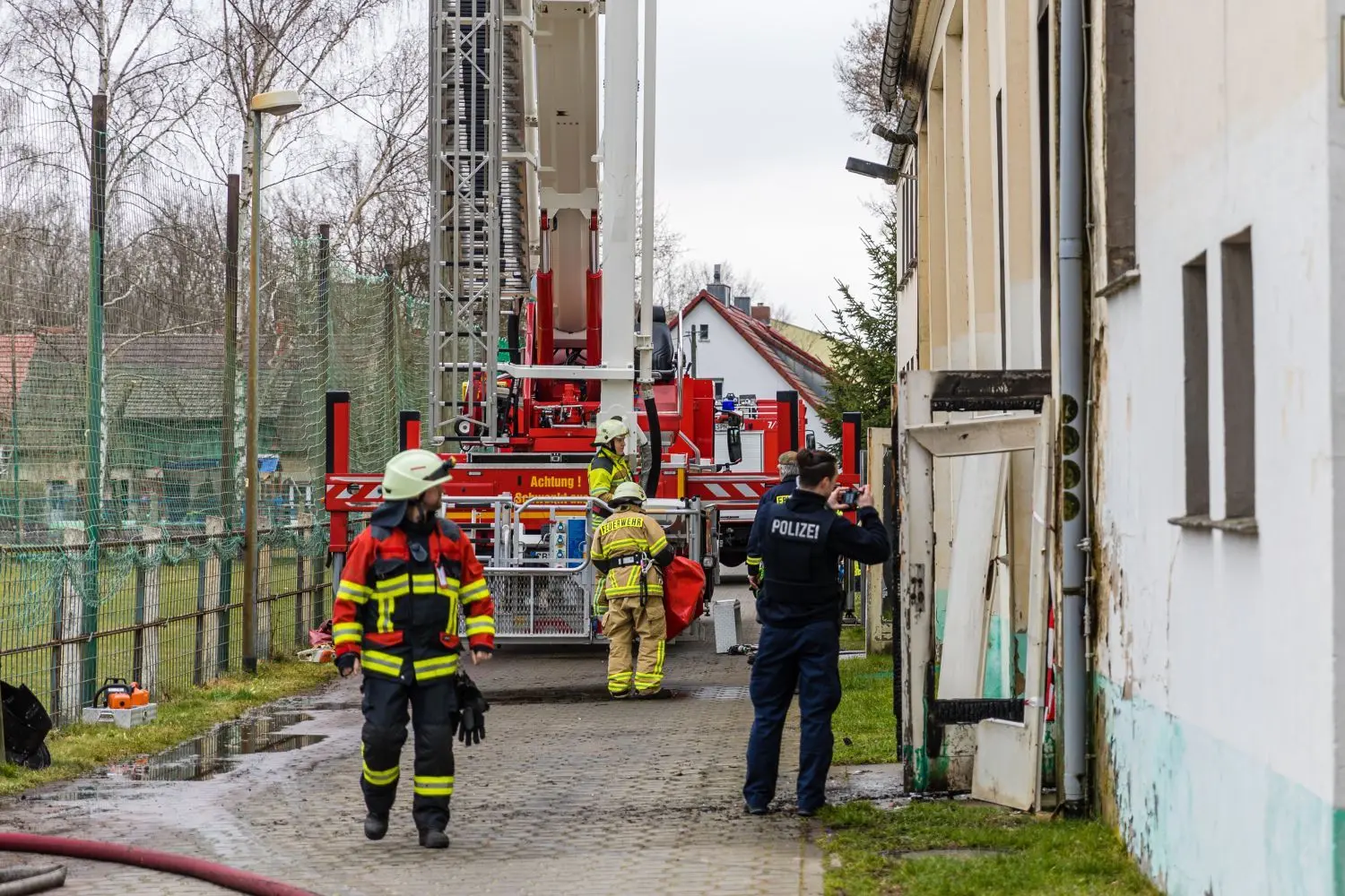 29.03.2020, Brandenburg, Drebkau: Brand im Drebkauer Volkshaus: Das Drebkauer Volkshaus wurde bei einem Brand in der Nacht zum Sonntag vollständig zerstört. 60 Kameradinnen und Kameraden der Drebkauer Feuerwehr und von Wehren der umliegenden Ortsteile sowie aus Cottbus konnten mit 15 Fahrzeugen verhindern, dass sich das Feuer auf das Schützenhaus und andere angrenzende Gebäude ausbreitete. Die Kriminalpolizei nahm die Brandursachenuntersuchung auf.Foto: Frank Hammerschmidt