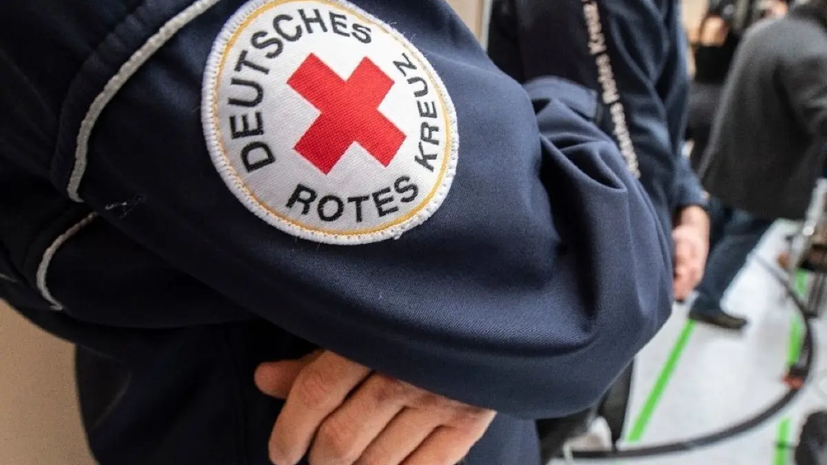 Der DRK- Landesverband Brandenburg hat eingeräumt, dass die am Mittwoch bekanntgewordene Sicherheitslücke auf der Internetseite des Kreisverbands Märkisch-Oder-Havel-Spree noch gravierender war, als zunächst angenommen.
31.01.2020, Hessen, Frankfurt/Main: Ein Mitarbeiter des DRK steht in einer Turnhalle auf dem Gelände des Flughafens in Frankfurt, die für die Ankunft von rund 90 Menschen aus dem vom Corona-Virus besonders betroffenen chinesischen Gebiet um Wuhan bereitgestellt wurde. Die Menschen - darunter auch Kinder - werden am Samstag in Frankfurt erwartet und sollen nach einer ersten Untersuchung ins rheinland-pfälzische Germersheim gebracht werden, wo sie weitere zwei Wochen in Quarantäne bleiben sollen. Foto: Boris Roessler/dpa +++ dpa-Bildfunk +++